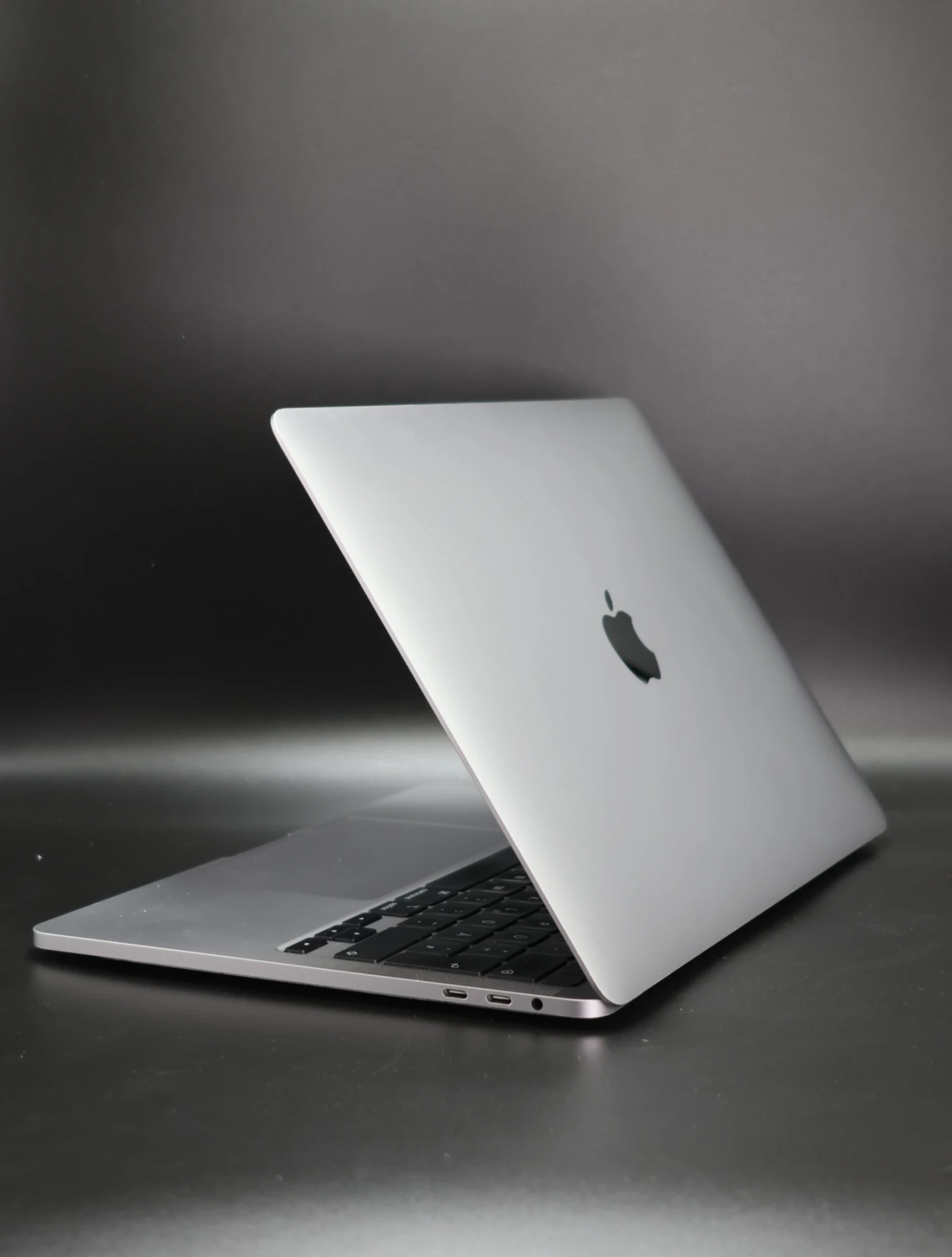 Apple MacBook Pro 13″ Touch Bar 2020 i5 512 GB Silver 81% akku - 12 HÓ GARANCIA