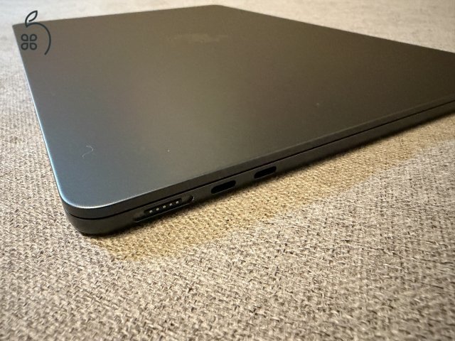 Apple MacBook Air M3 13,6