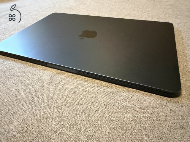 Apple MacBook Air M3 13,6