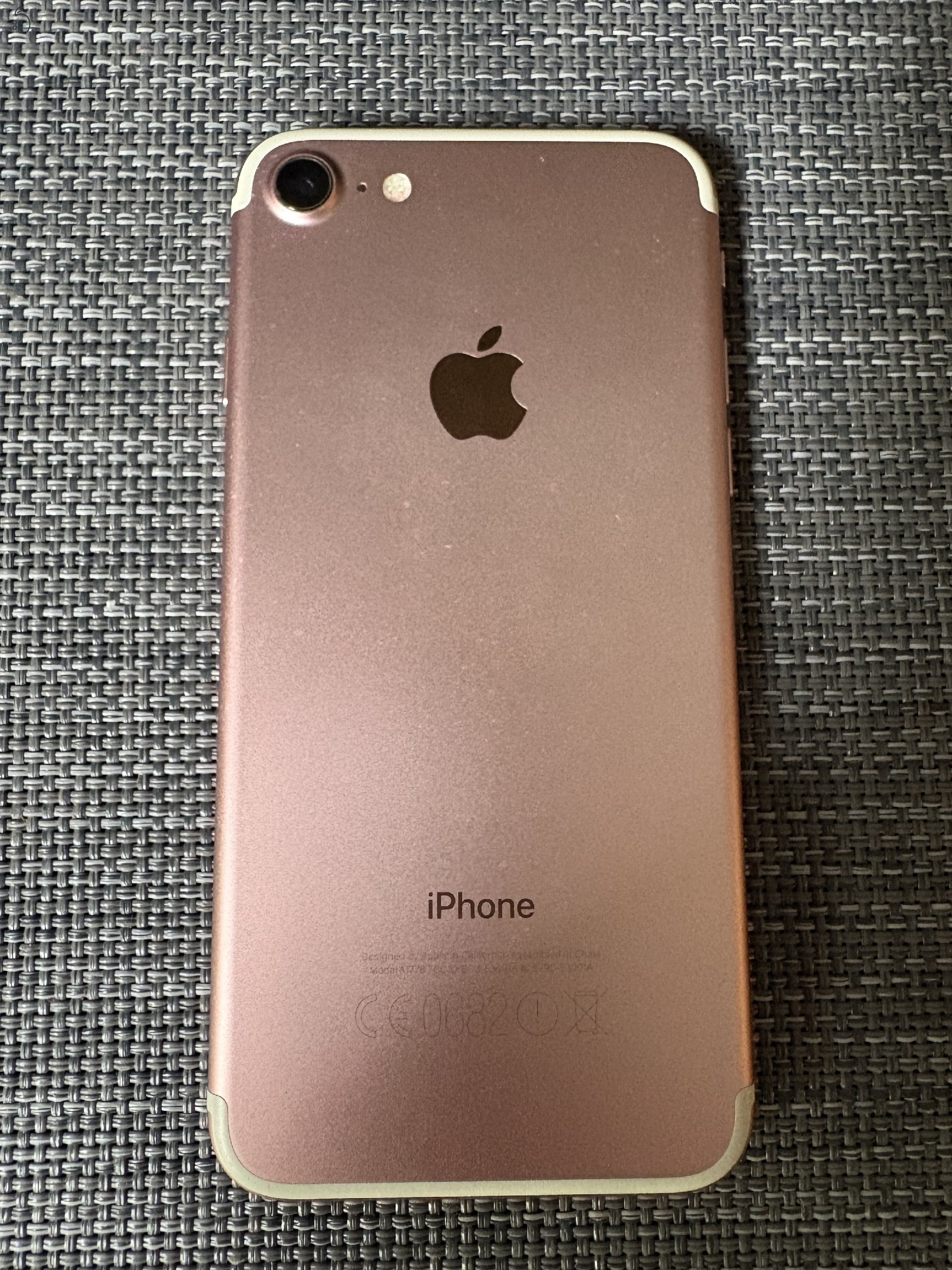 Megkímélt iphone 7 eladó (32GB / rose gold)