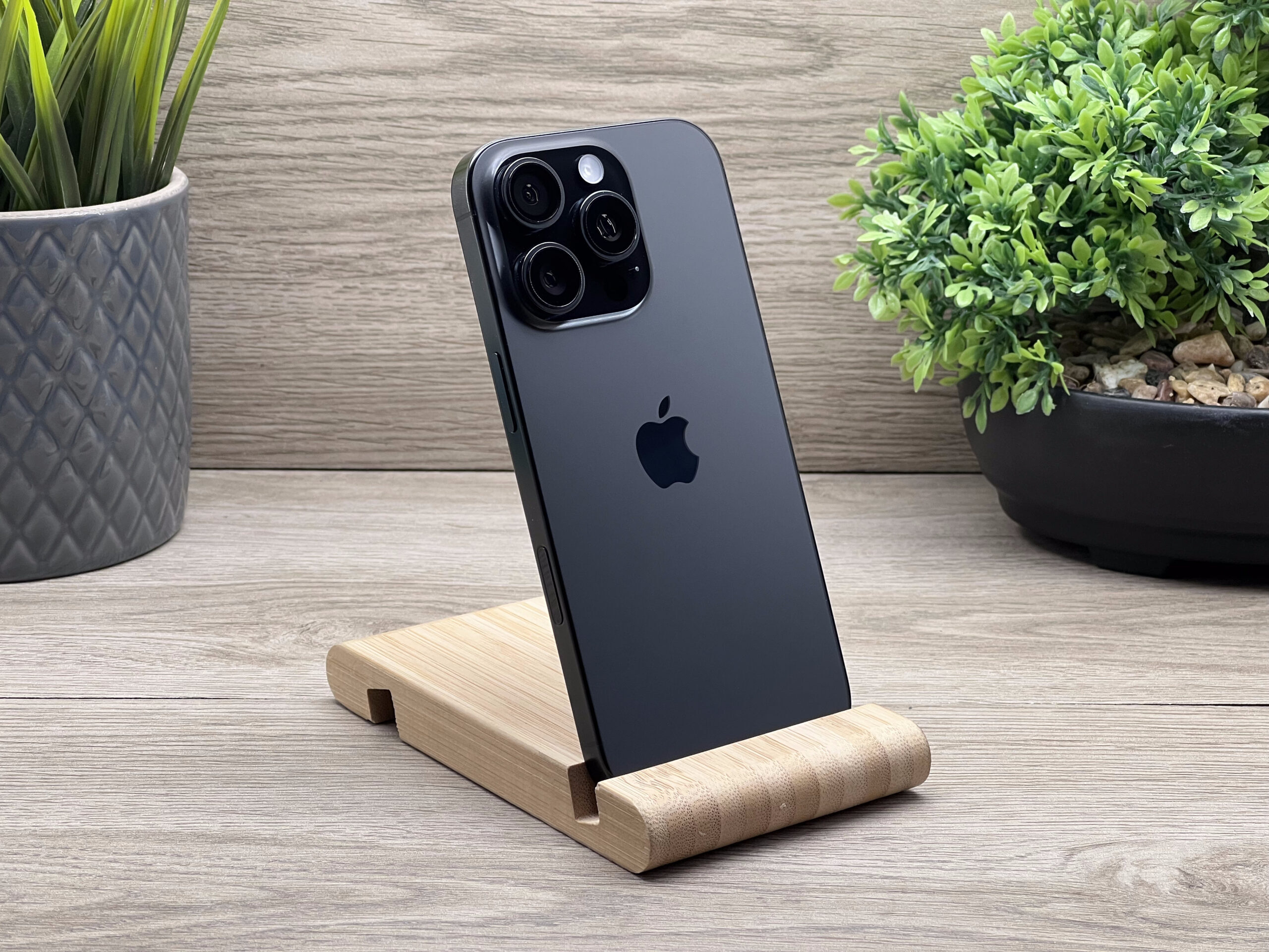 Hibátlan iPhone 16 Pro Black Titanium GB 2 ÉV Garanciával 97%