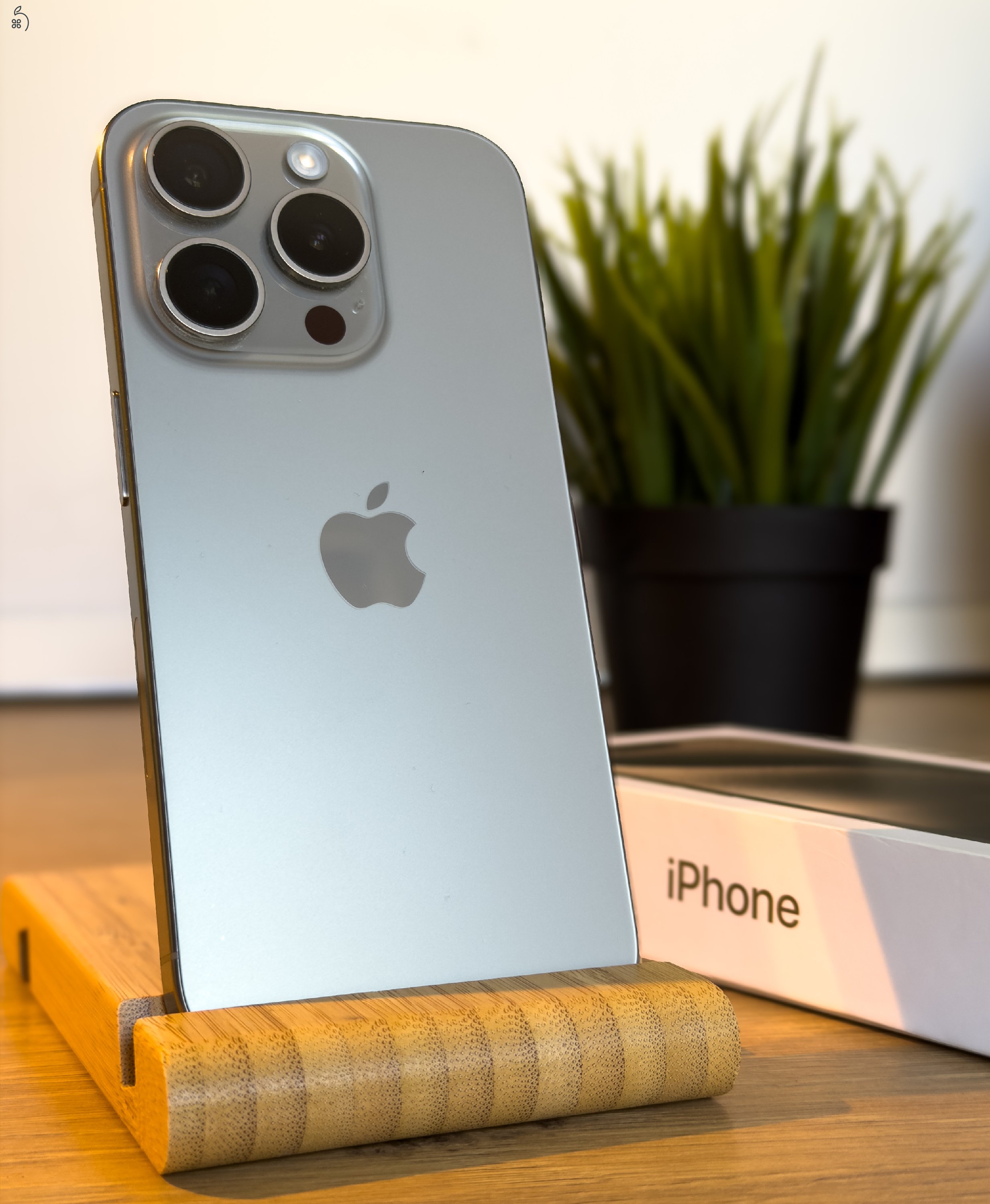 iPhone 15 Pro 128GB - Titánszürke - Karcmentes (Csak eSIM!) + Ajándék Spigen tokok