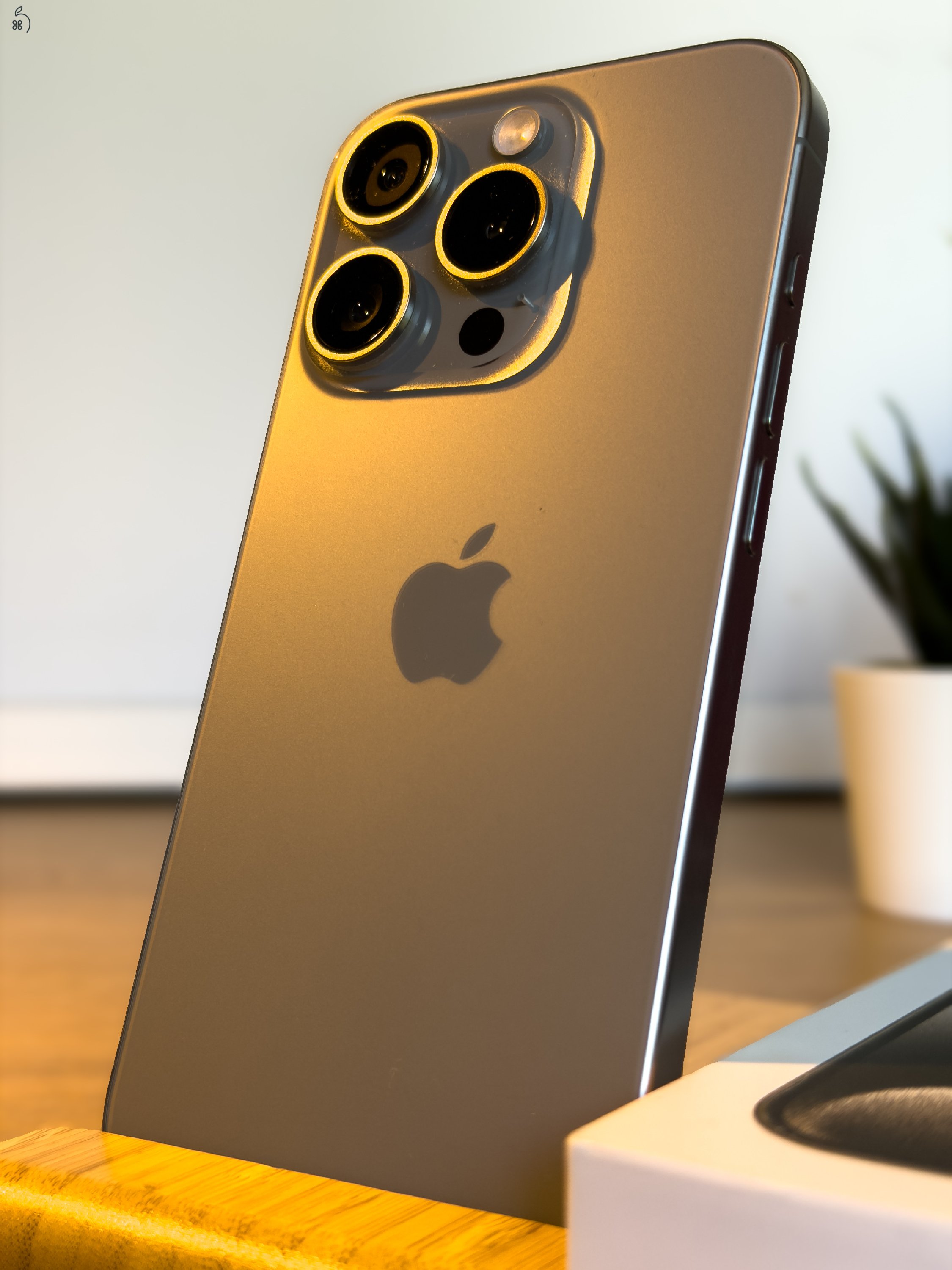 iPhone 15 Pro 128GB - Titánszürke - Karcmentes (Csak eSIM!) + Ajándék Spigen tokok