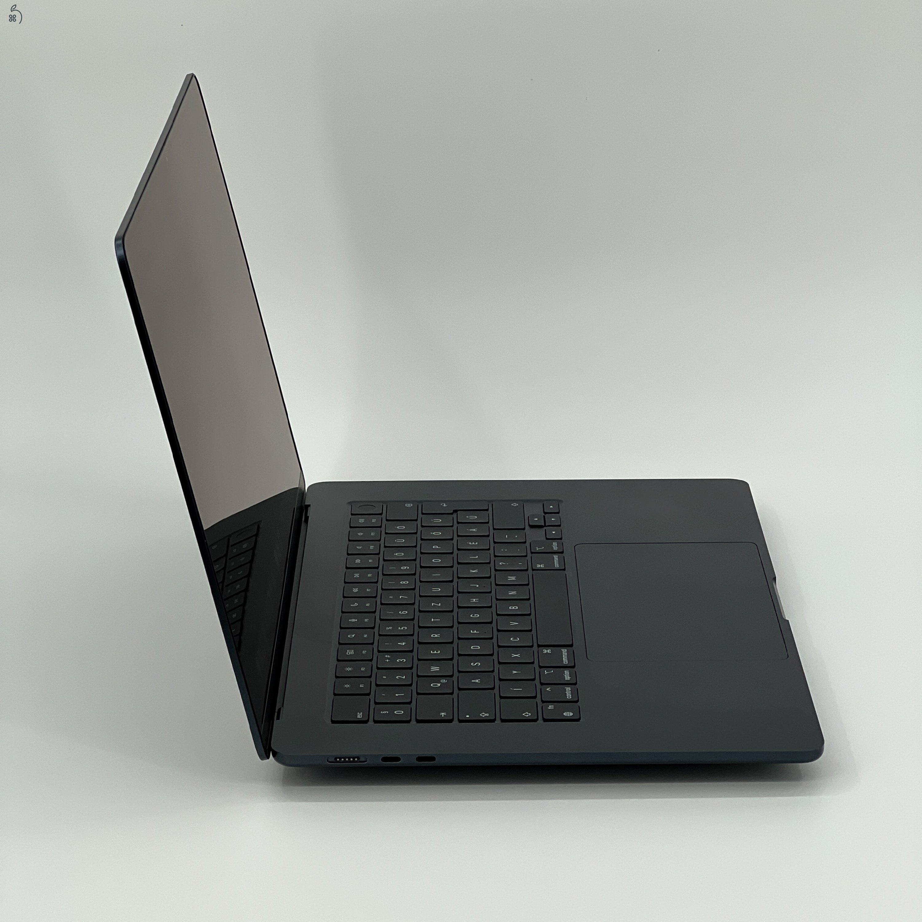 MacBook Air 15″ 2024, M3 8 Core, 16 GB RAM, 10 core GPU, 512 GB SSD, Midnight 27% Áfás, 0433AB