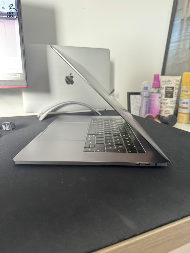MacBook Pro 15'' 2018 16 gb Ram 256 SSD Touchbar Space Gray