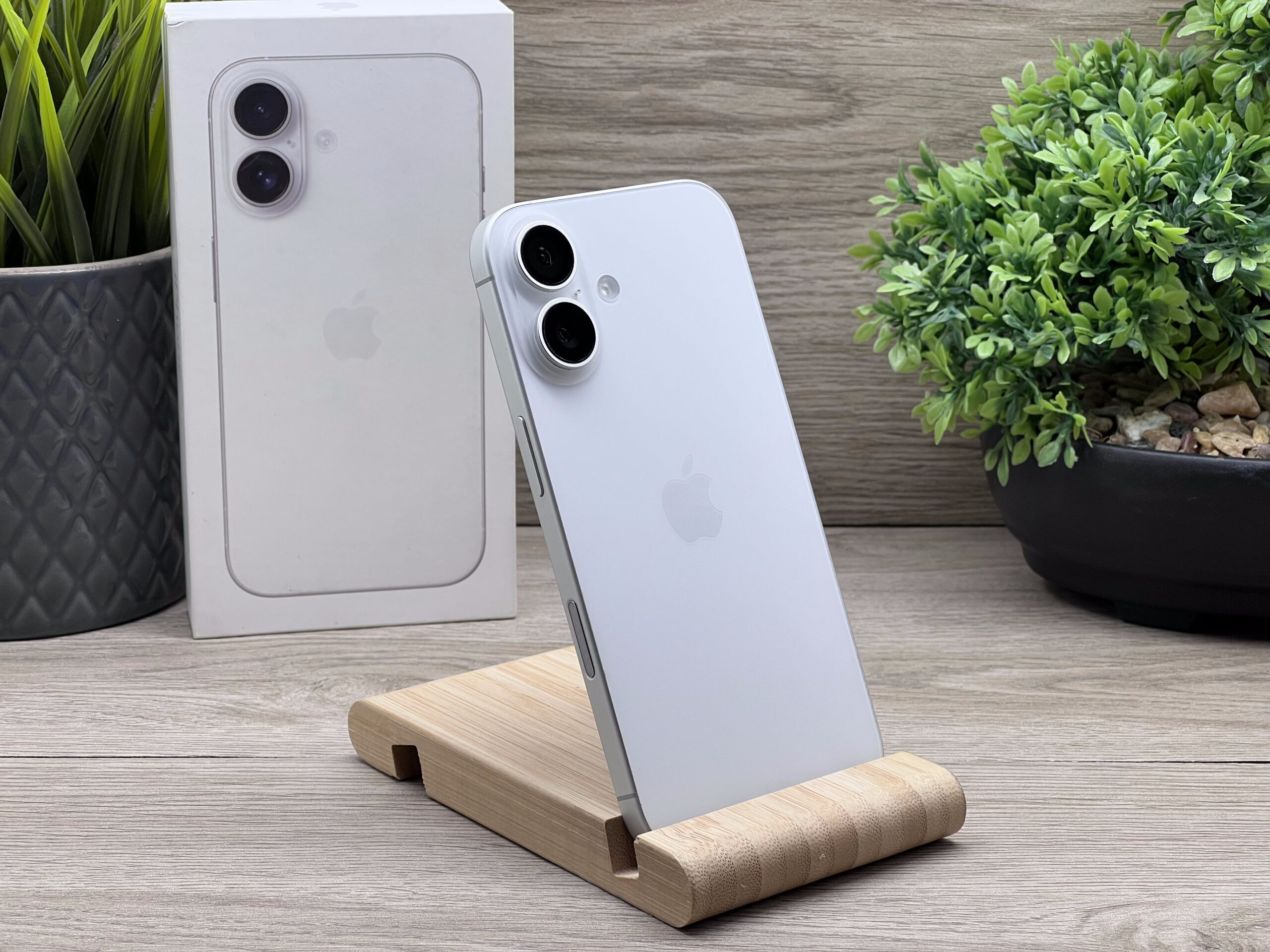 Hibátlan iPhone 16 White 128GB 2 ÉV Garanciával