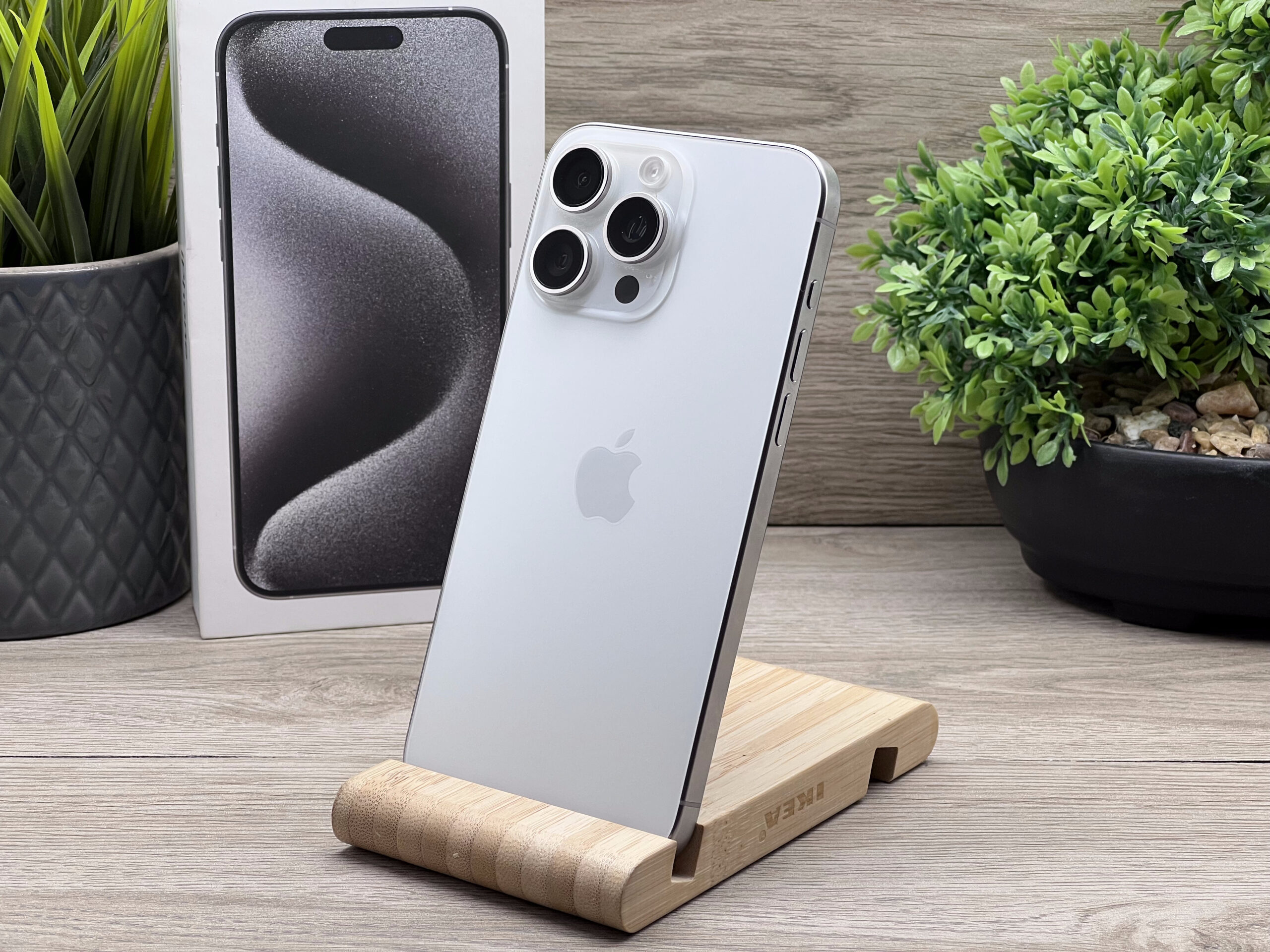 Hibátlan iPhone 15 Pro Max White Titanium E-SIM 256GB 2 ÉV Garanciával 90%