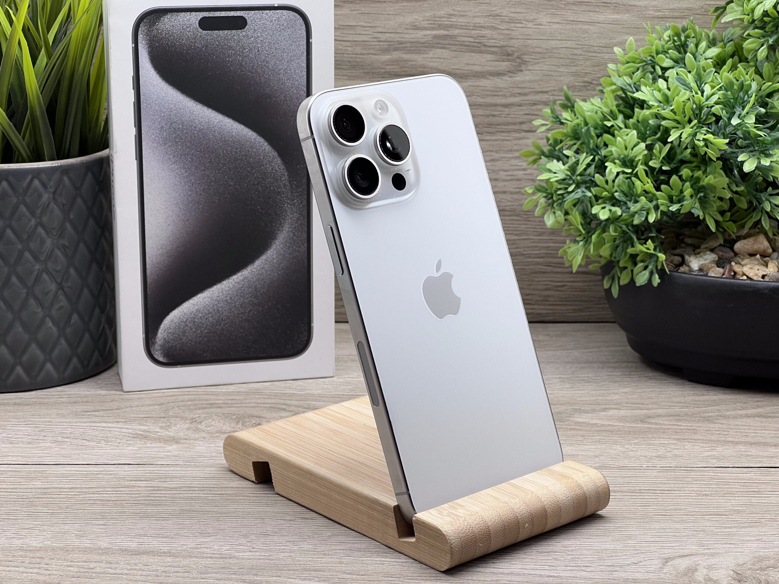 Hibátlan iPhone 15 Pro Max White Titanium E-SIM 256GB 2 ÉV Garanciával 90%