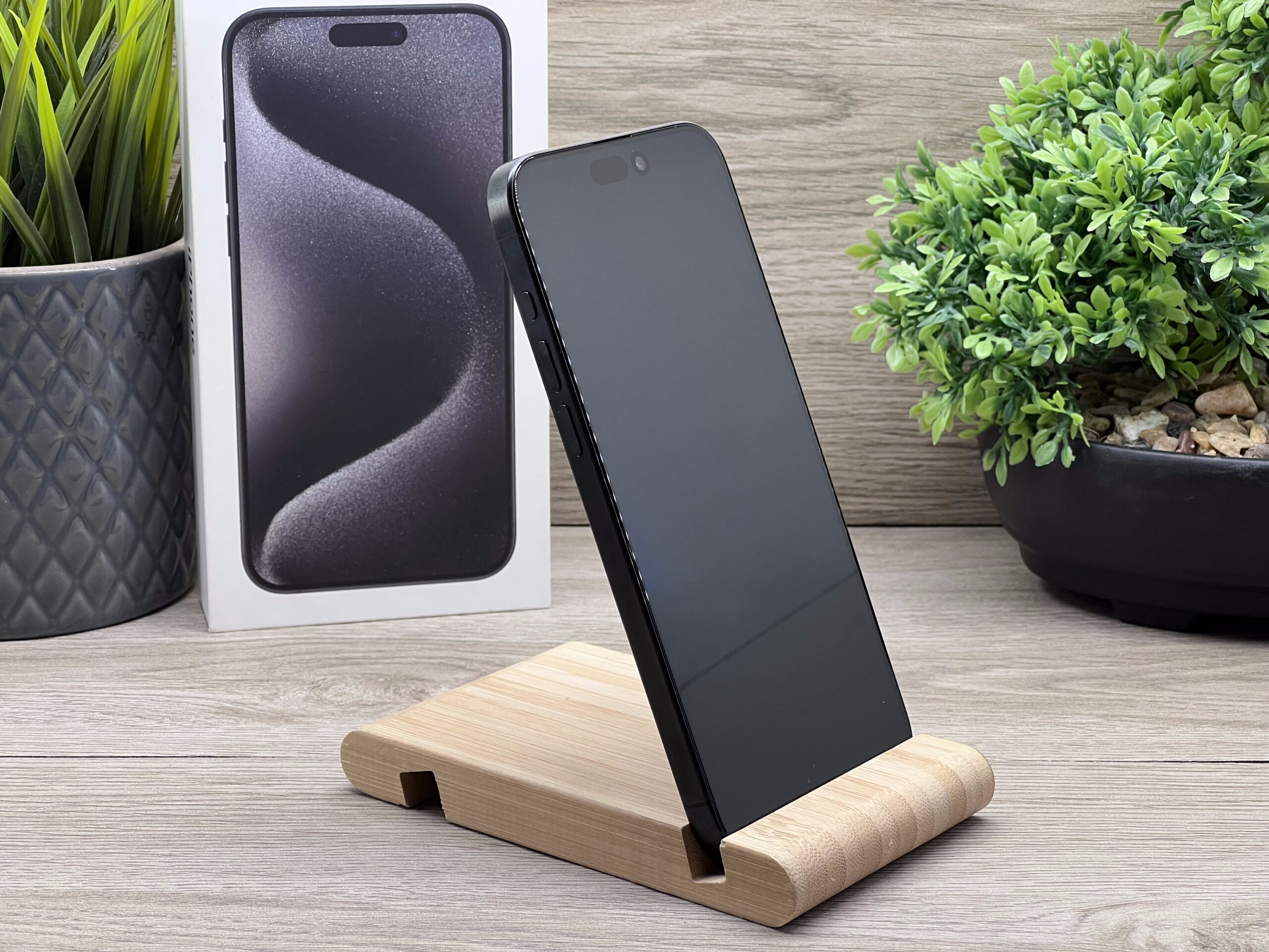 Hibátlan iPhone 15 Pro Max Black Titanium E-SIM 256GB 2 ÉV Garanciával 90%