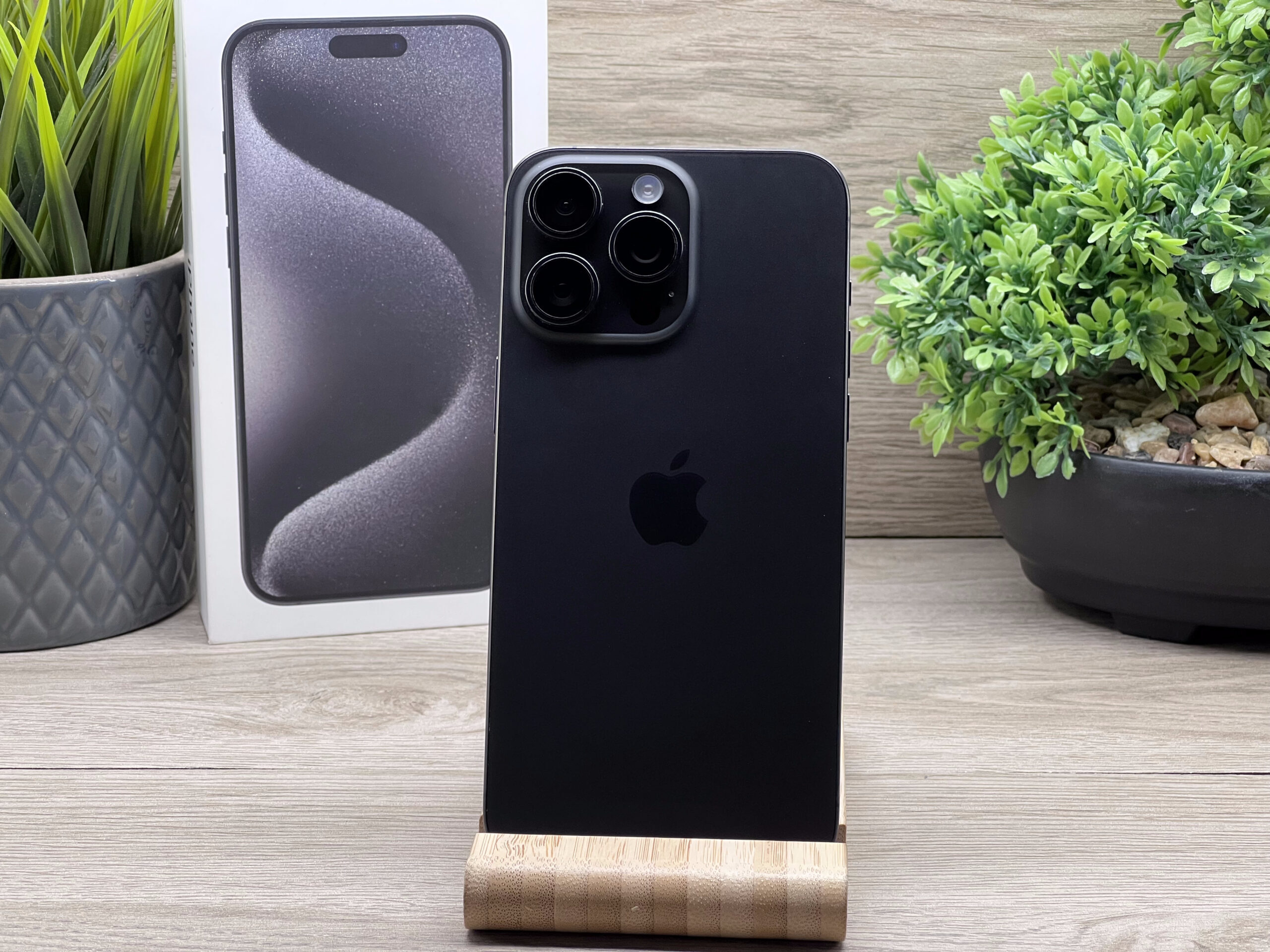 Hibátlan iPhone 15 Pro Max Black Titanium E-SIM 256GB 2 ÉV Garanciával 90%