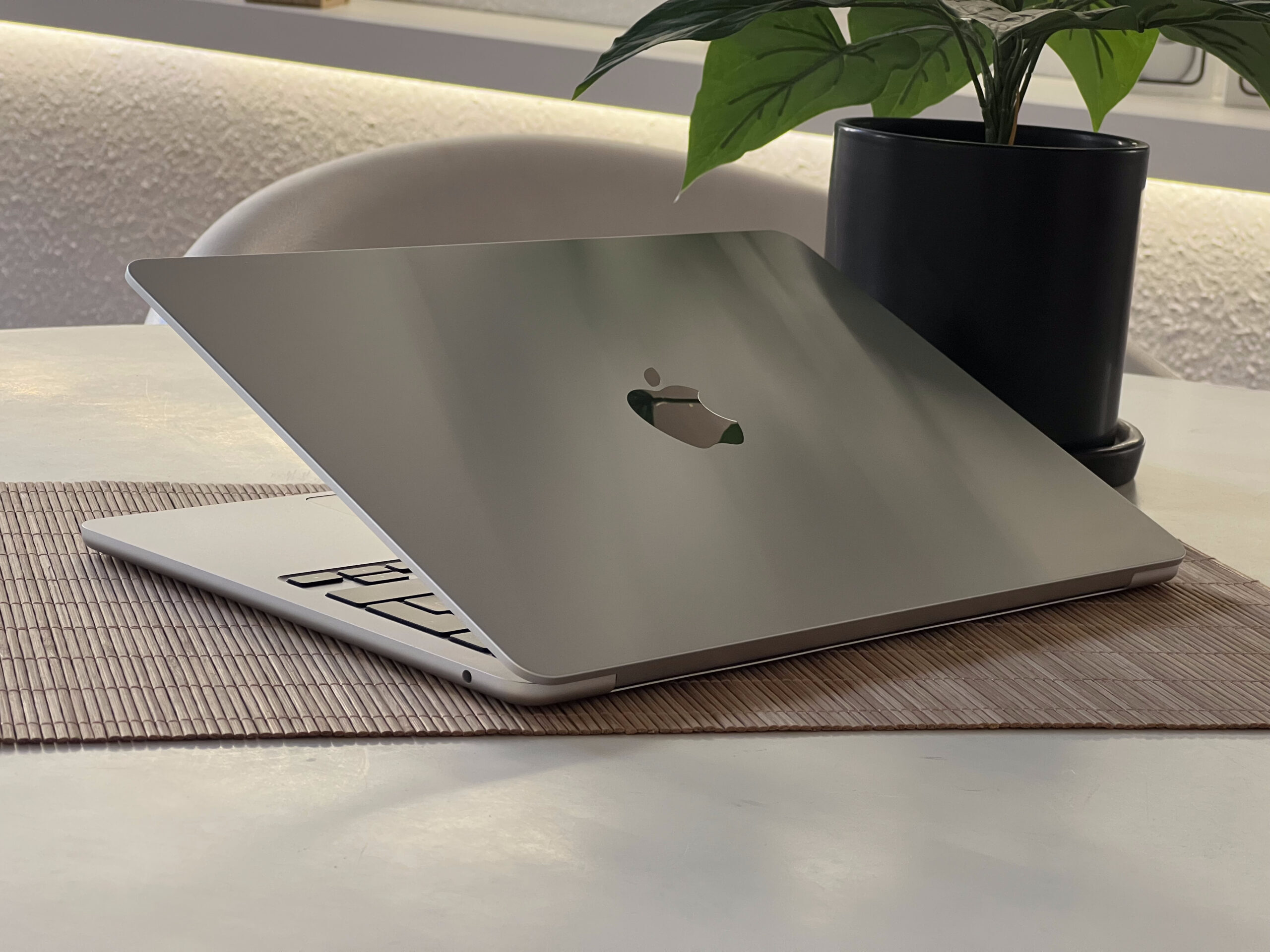 Hibátlan MacBook Air 2022 M2 13” 256GB 8GB 2 ÉV Garanciával 95%