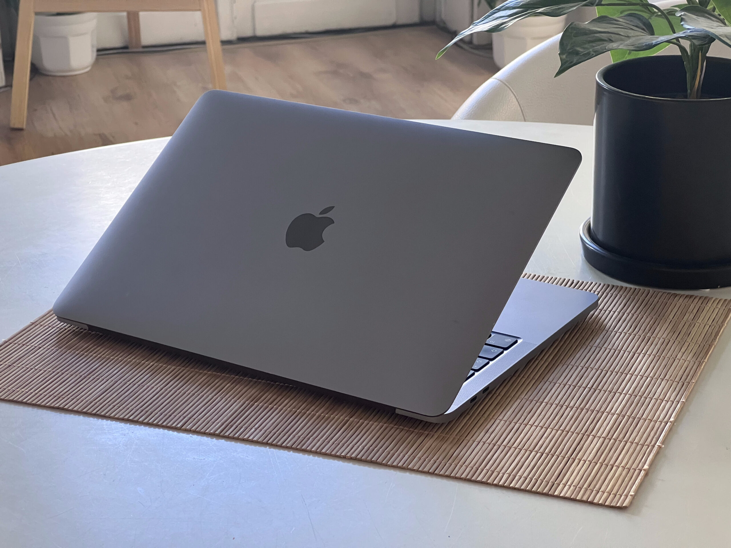 Hibátlan MacBook Pro 2020 M1 13” 256GB 8GB 2 ÉV Garanciával 93%