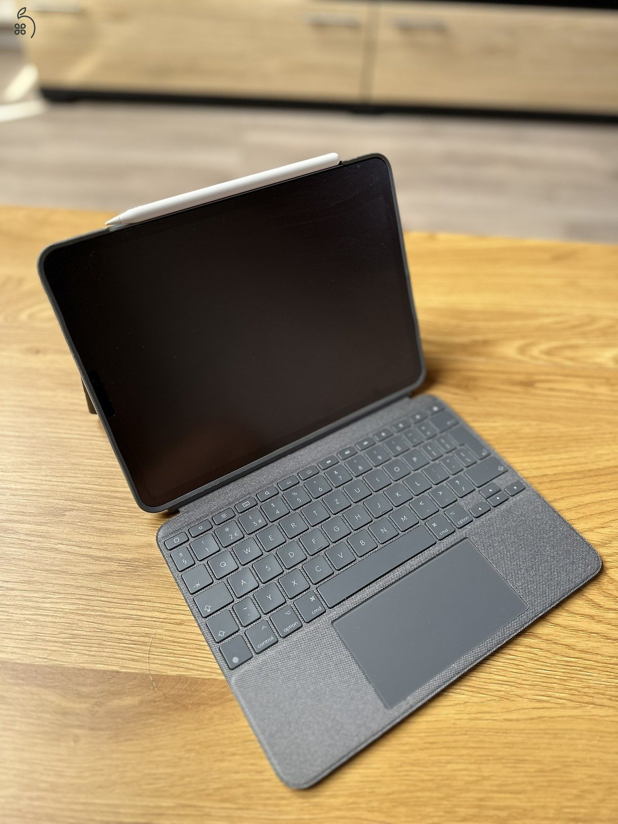 iPad Pro 11 hüvelykes WIFI (2018) 64 GB + Logitech Combo Touch + Apple Pencil