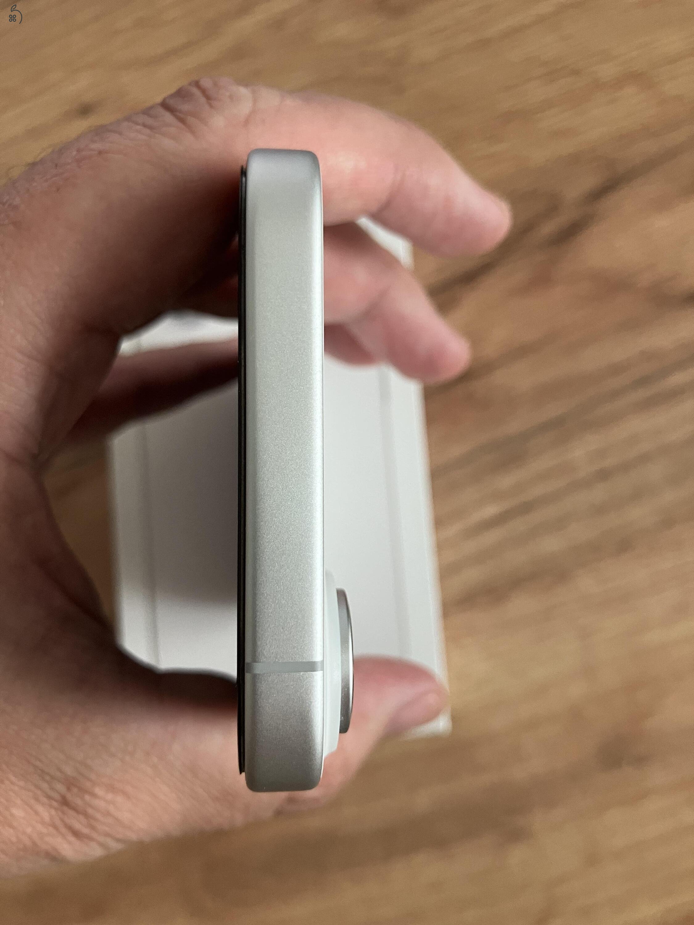 Apple iPhone 17 -- fehér -- 3 év gyári garancia + minőségi tokok + üvegfóliák