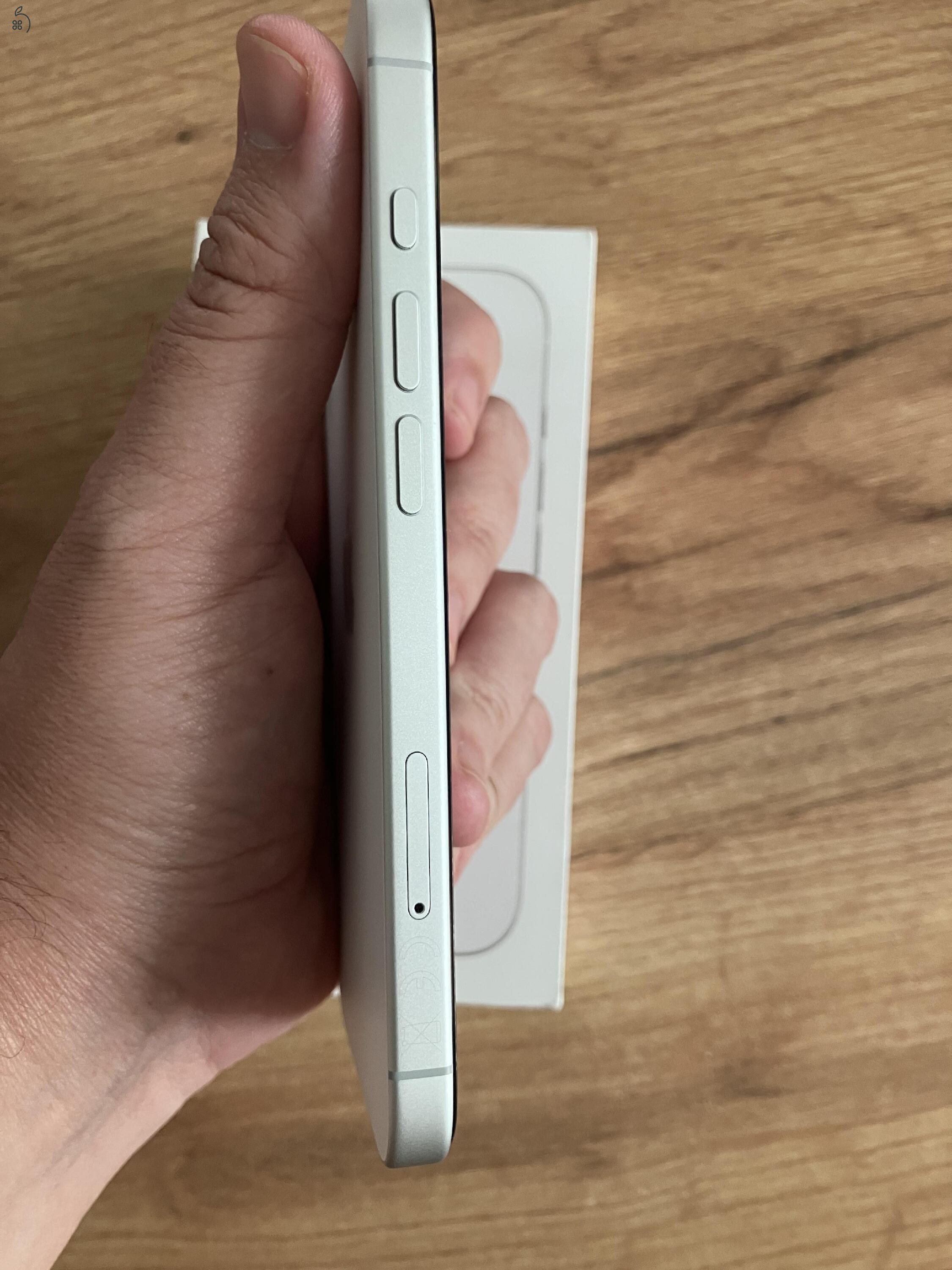 Apple iPhone 17 -- fehér -- 3 év gyári garancia + minőségi tokok + üvegfóliák