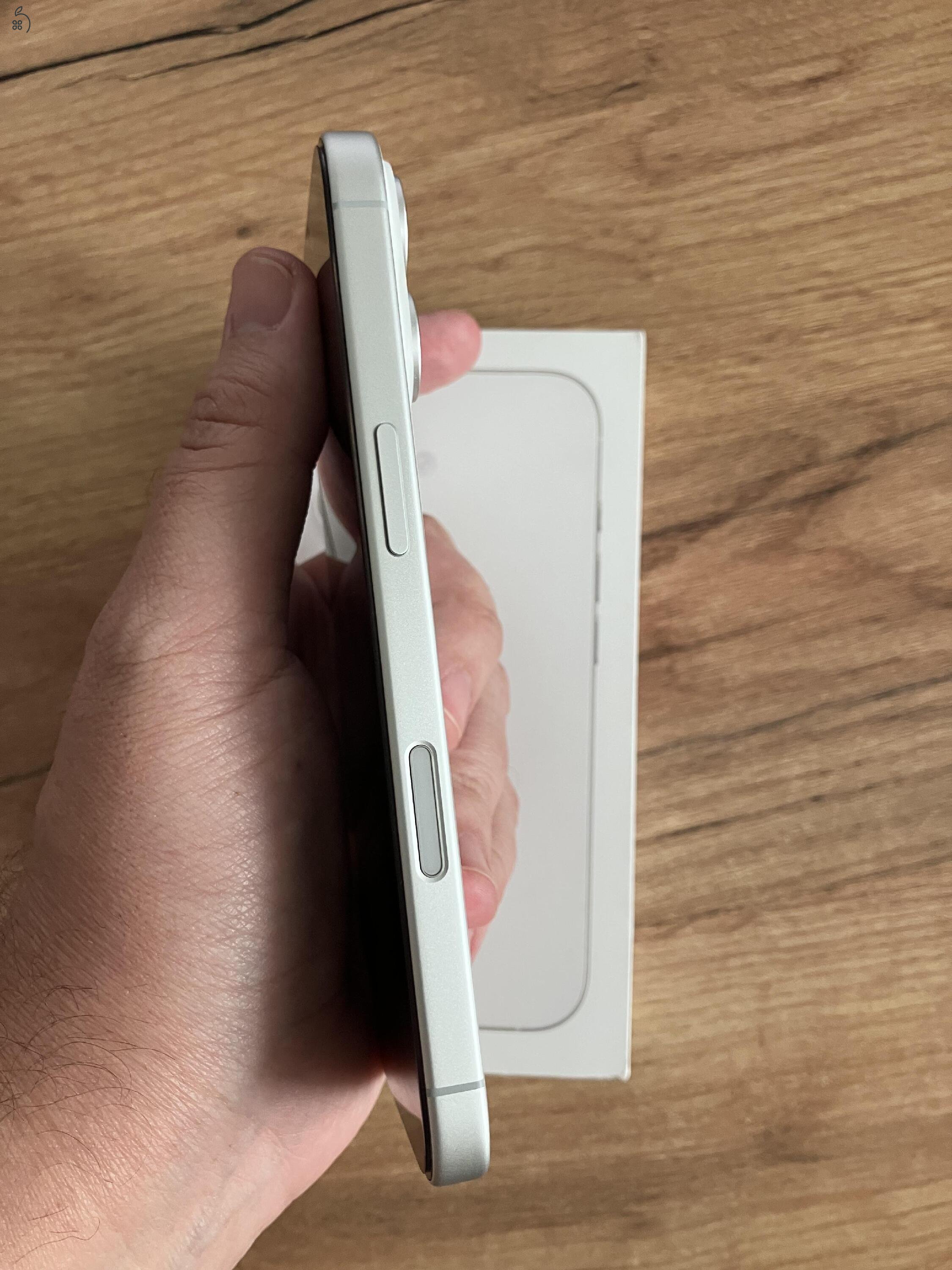 Apple iPhone 17 -- fehér -- 3 év gyári garancia + minőségi tokok + üvegfóliák
