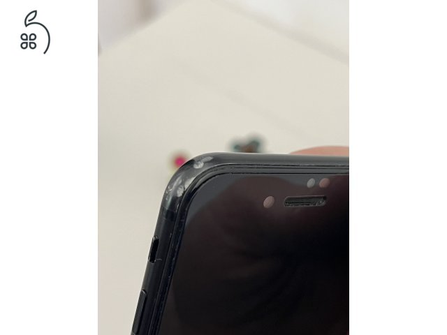 Eladó iPhone SE 2020 64 GB: felújított akkumulátor és kijelző