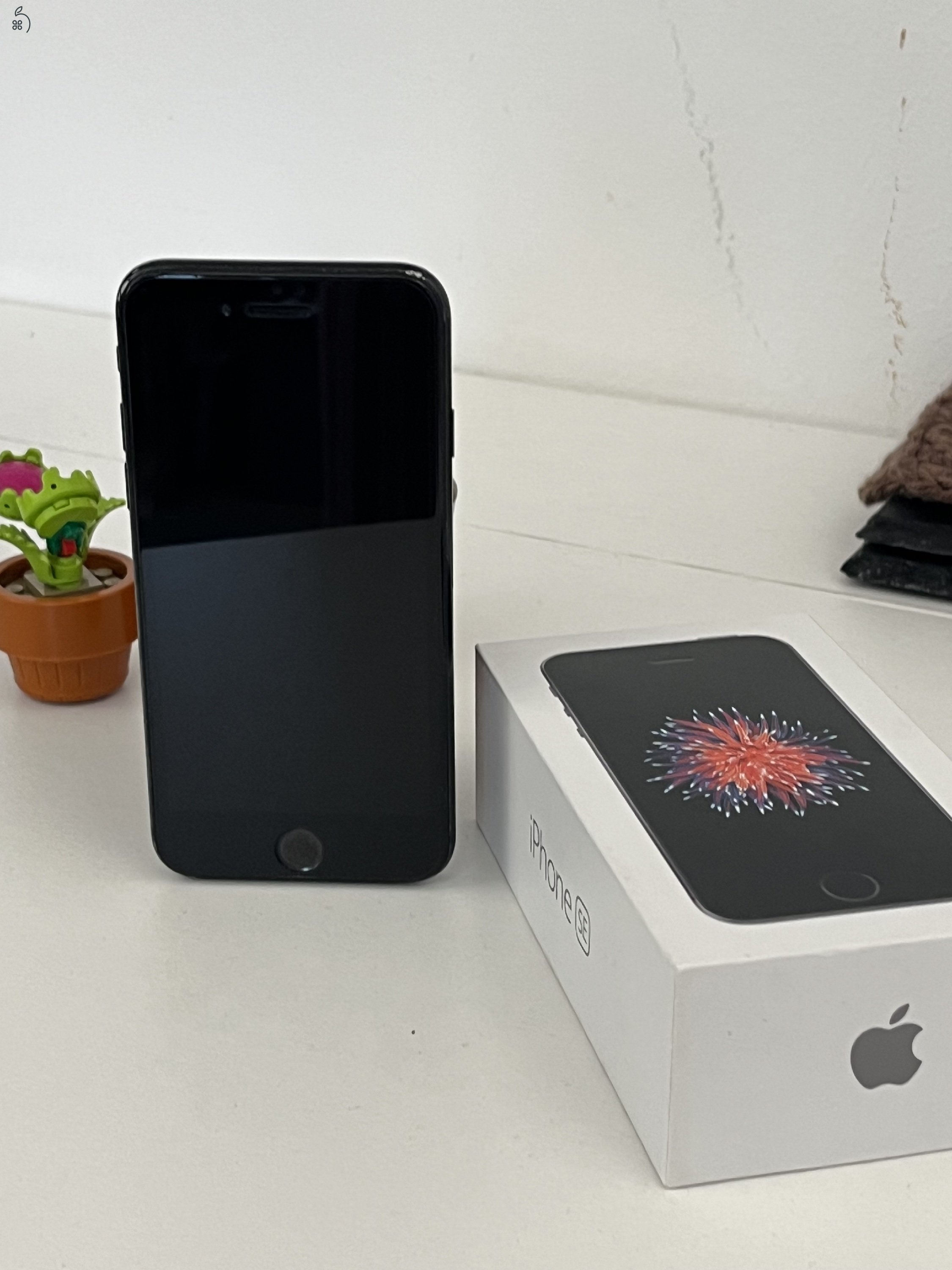 Eladó iPhone SE 2020 64 GB: felújított akkumulátor és kijelző
