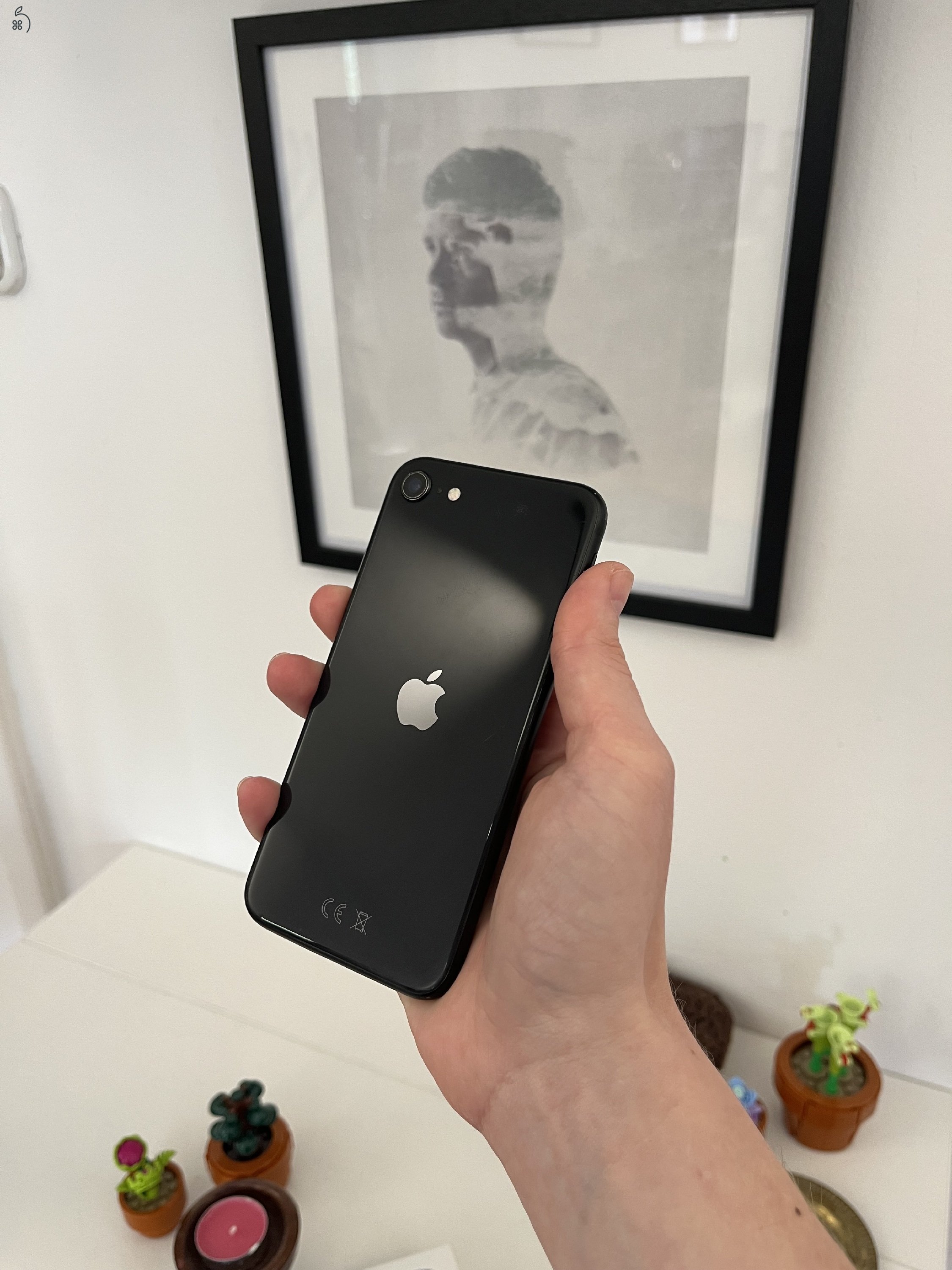 Eladó iPhone SE 2020 64 GB: felújított akkumulátor és kijelző