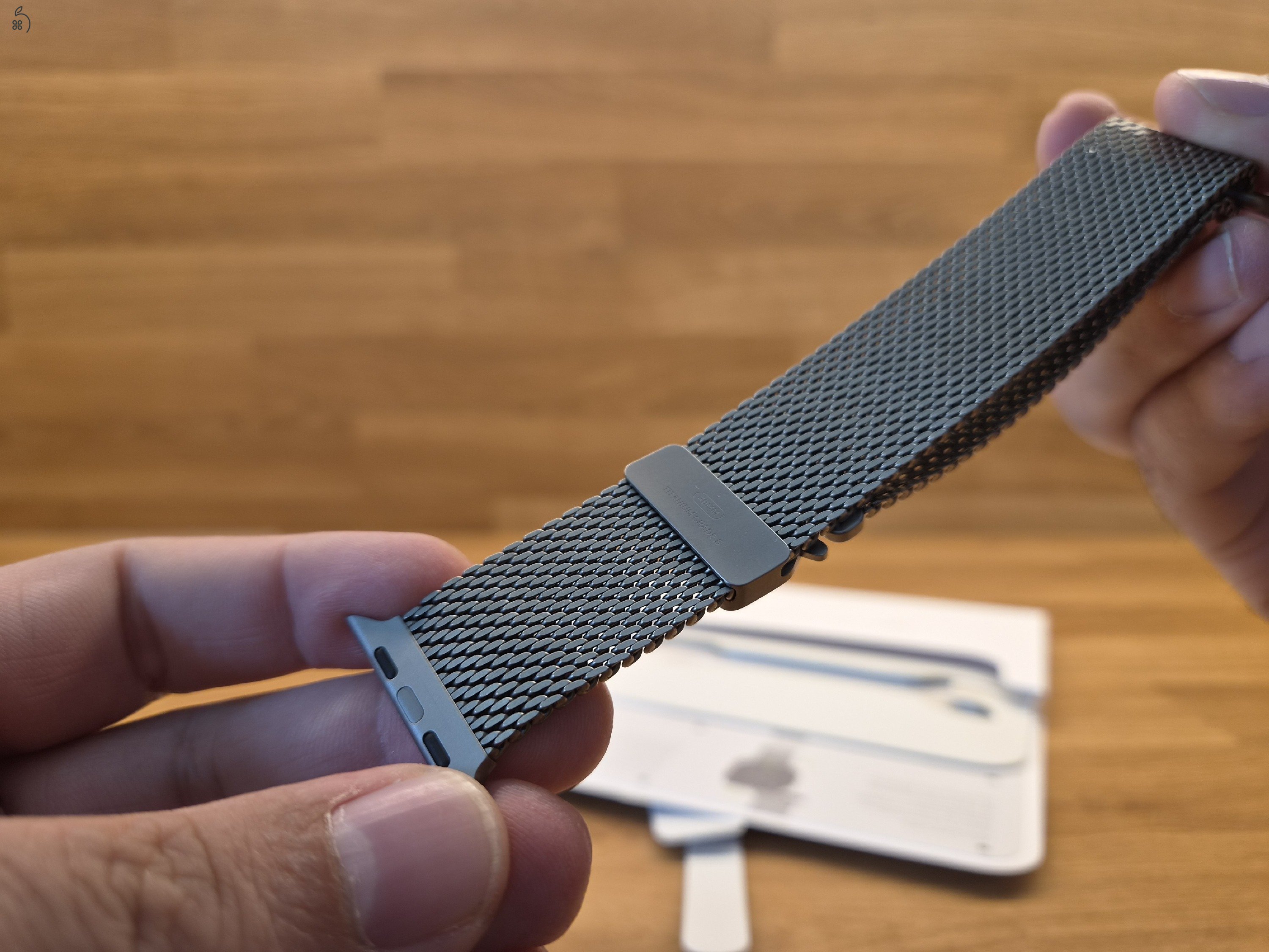 Eladó egy teljesen eredeti, prémium Apple Watch Titanium Milanese Loop szíj (Natural Titanium szí 