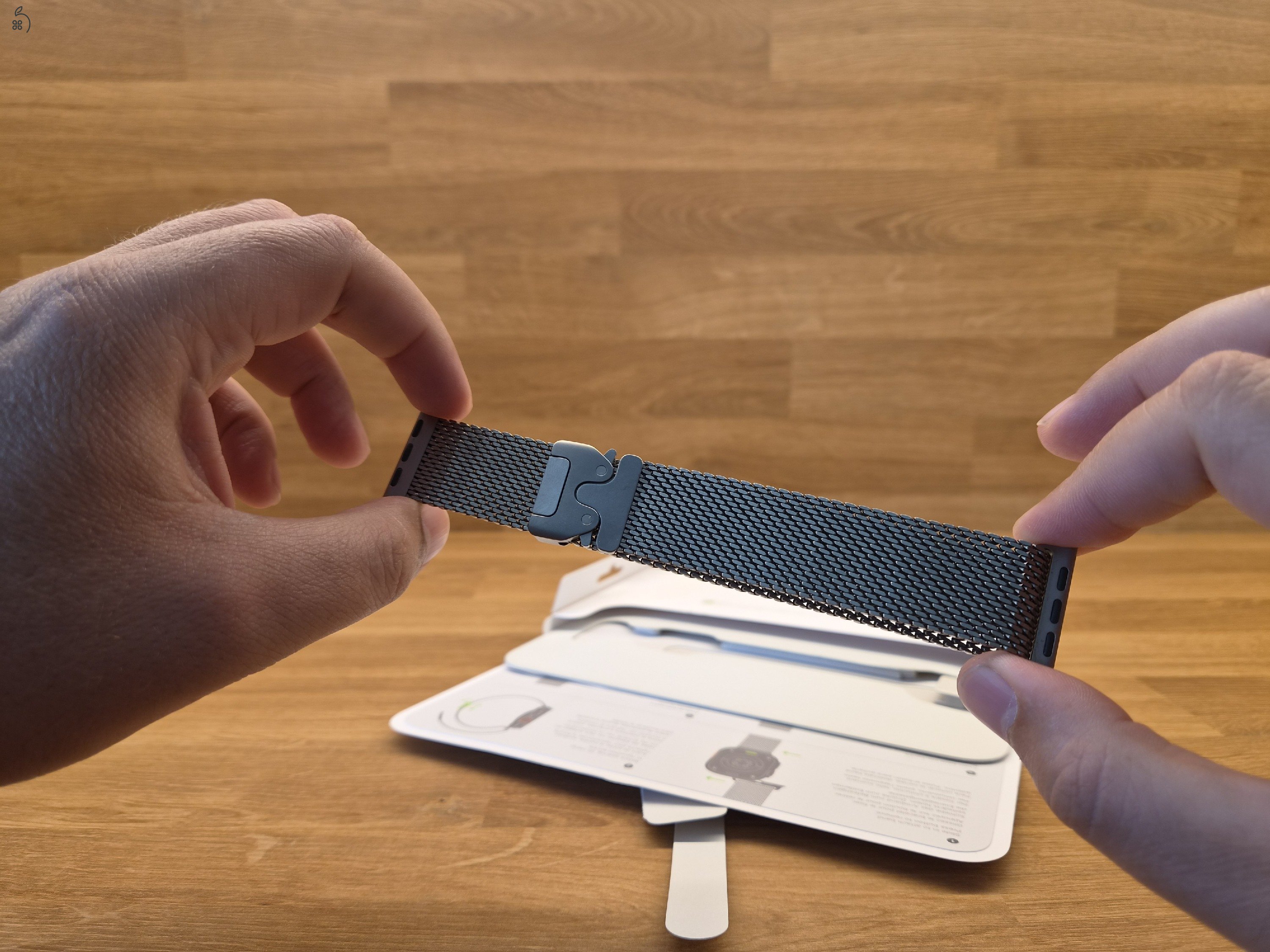Eladó egy teljesen eredeti, prémium Apple Watch Titanium Milanese Loop szíj (Natural Titanium szí 