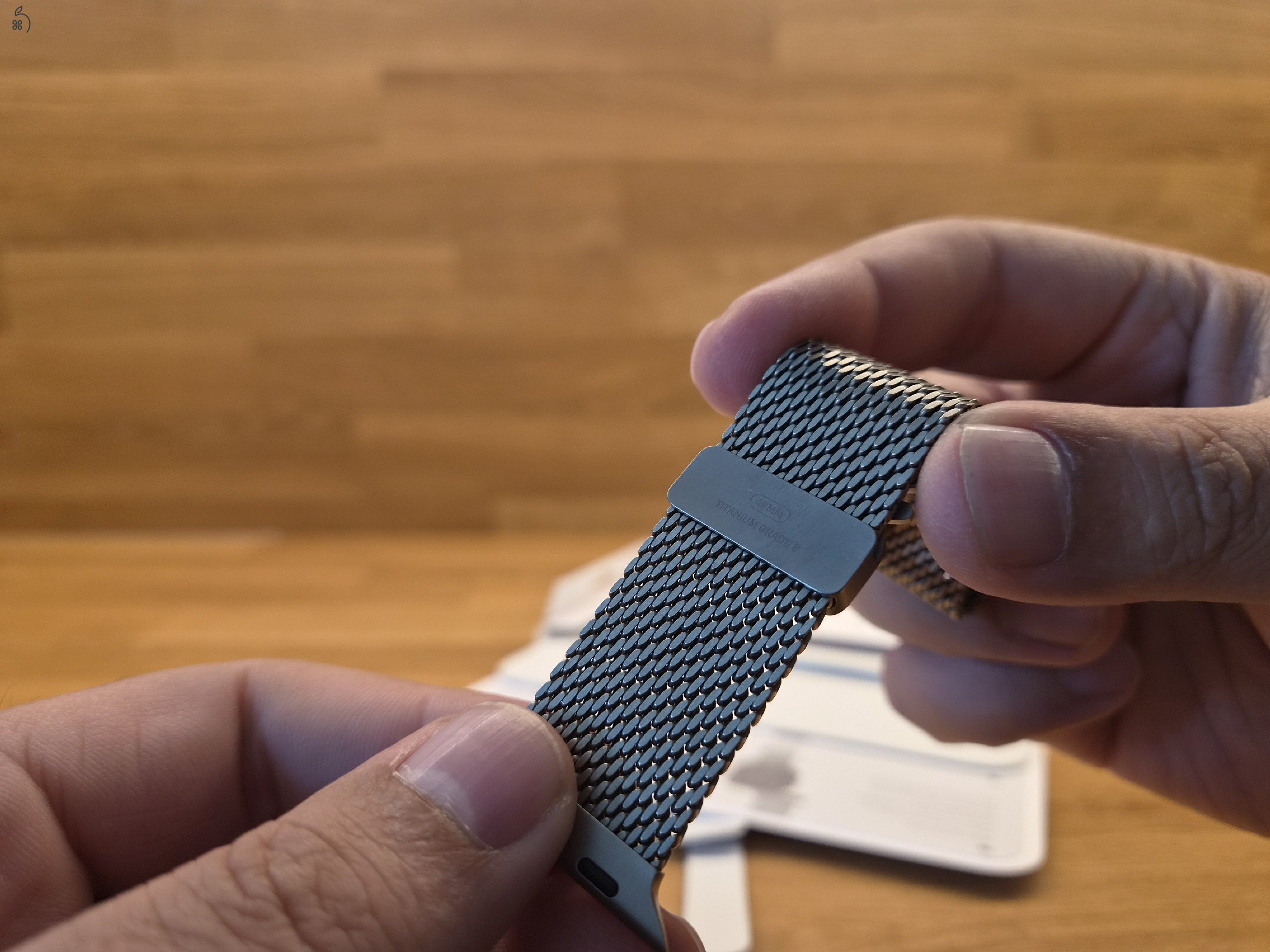 Eladó egy teljesen eredeti, prémium Apple Watch Titanium Milanese Loop szíj (Natural Titanium szí 