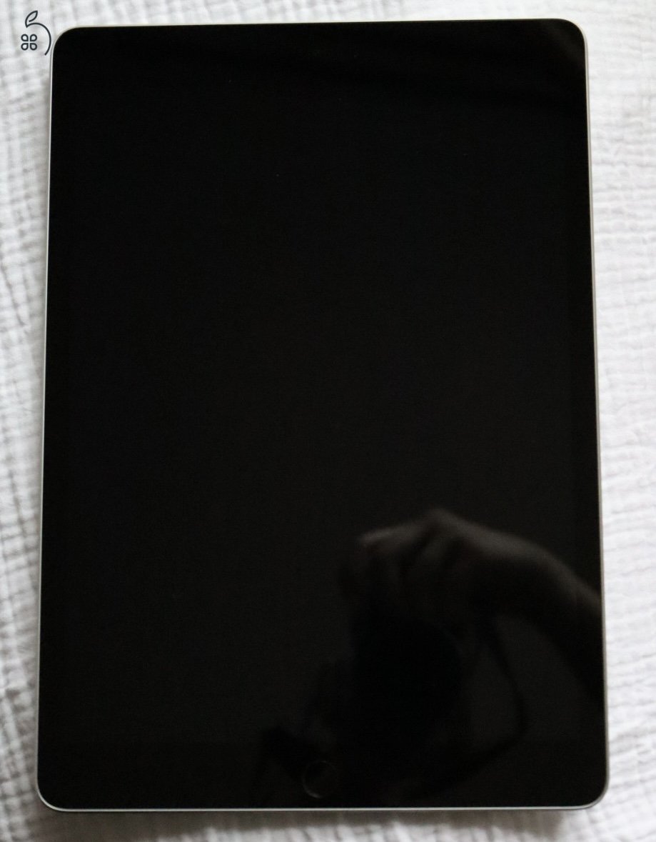 Eladóvá váltak egyben vagy külön-külön a képeken látható Apple termékek.