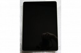 Eladóvá váltak egyben vagy külön-külön a képeken látható Apple termékek.