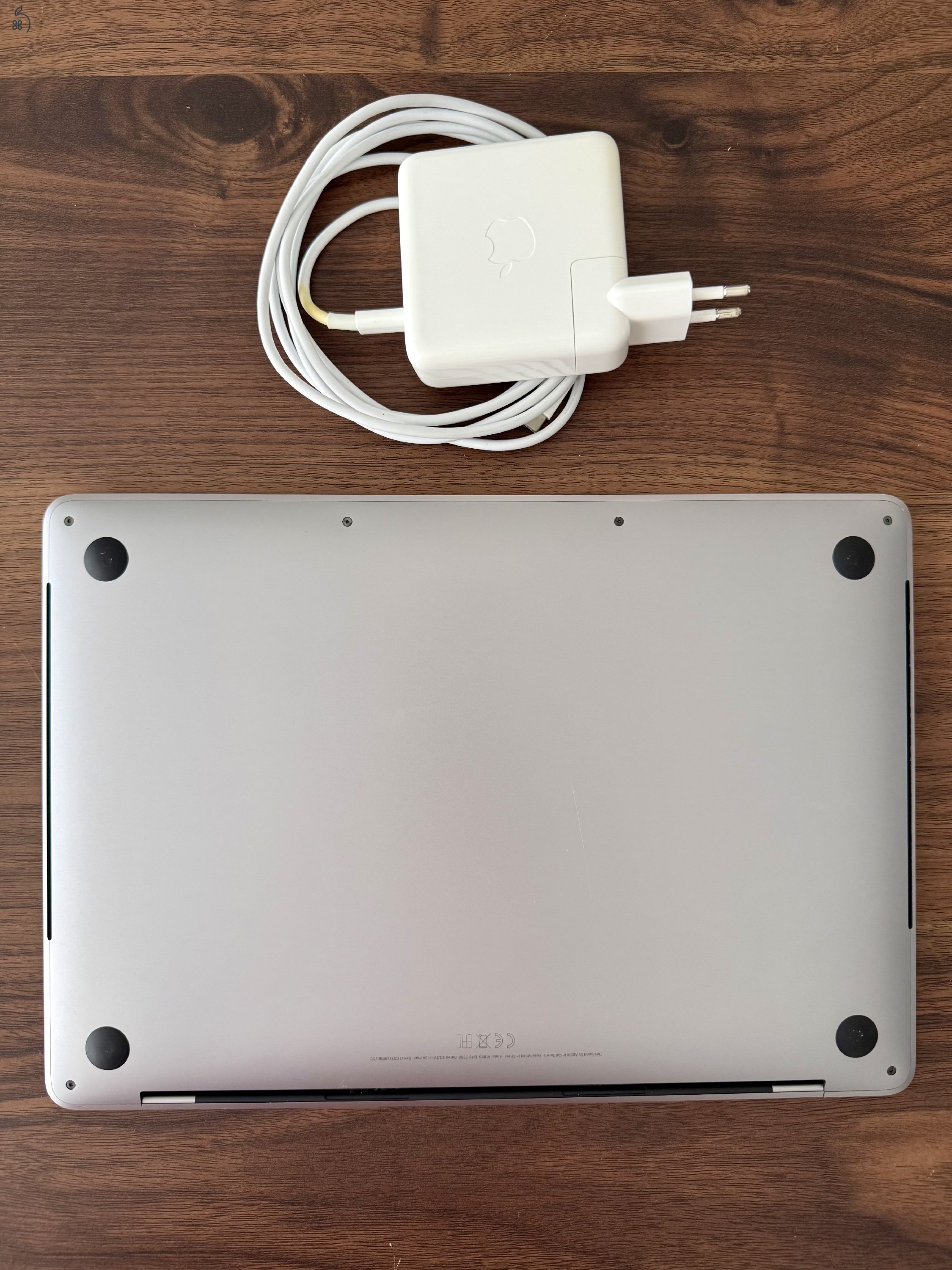 Eladó Macbook Pro 13” A1989 (2019 októberi)