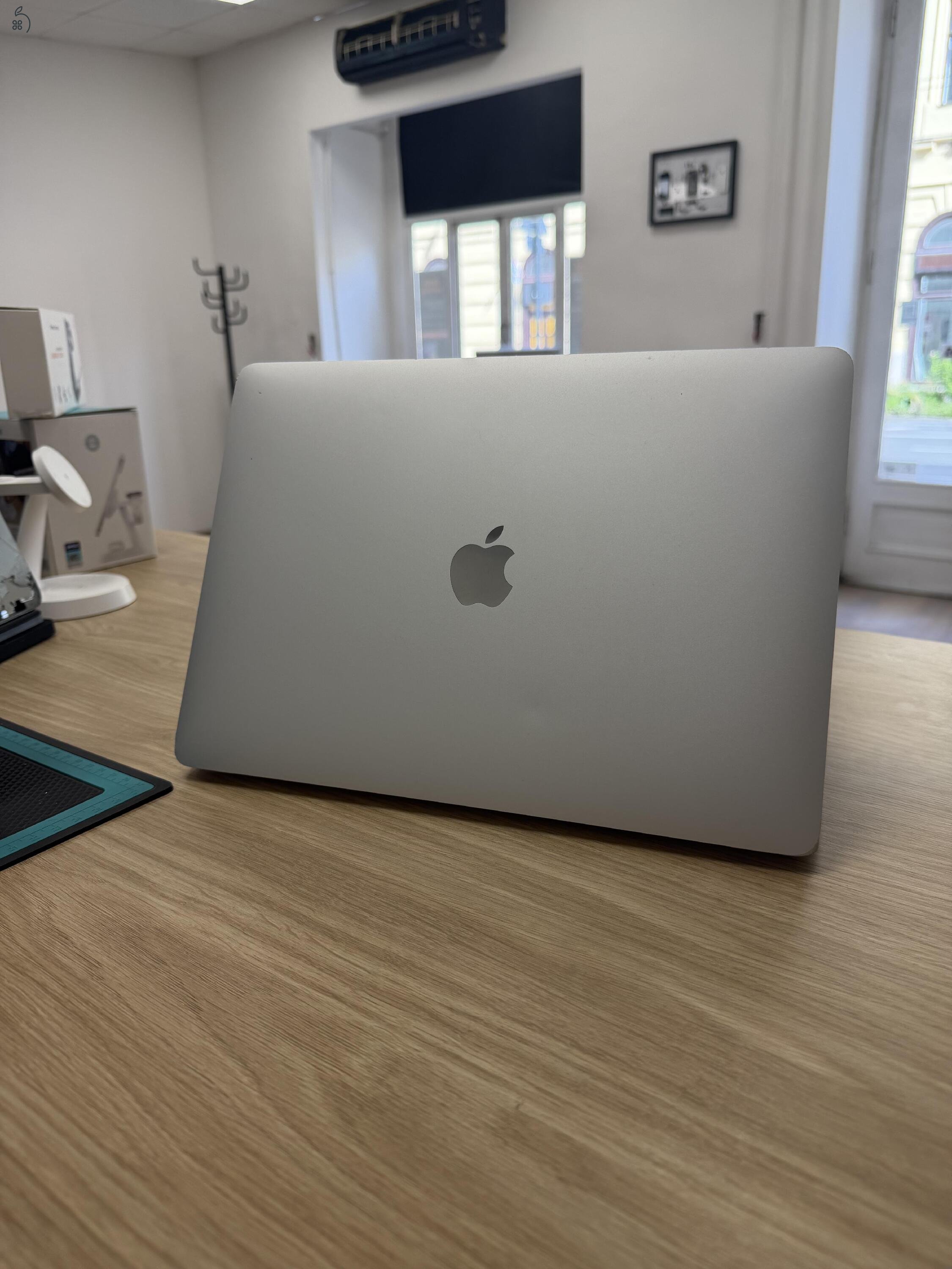 Apple MacBook Air 2018 Silver Használt 