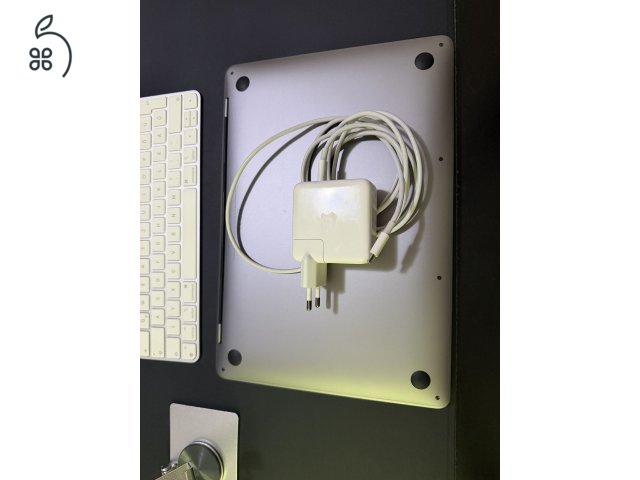 Apple MacBook Pro 13 M2 (2022) | 8GB RAM | 256GB SSD | Magyar | Szép állapot