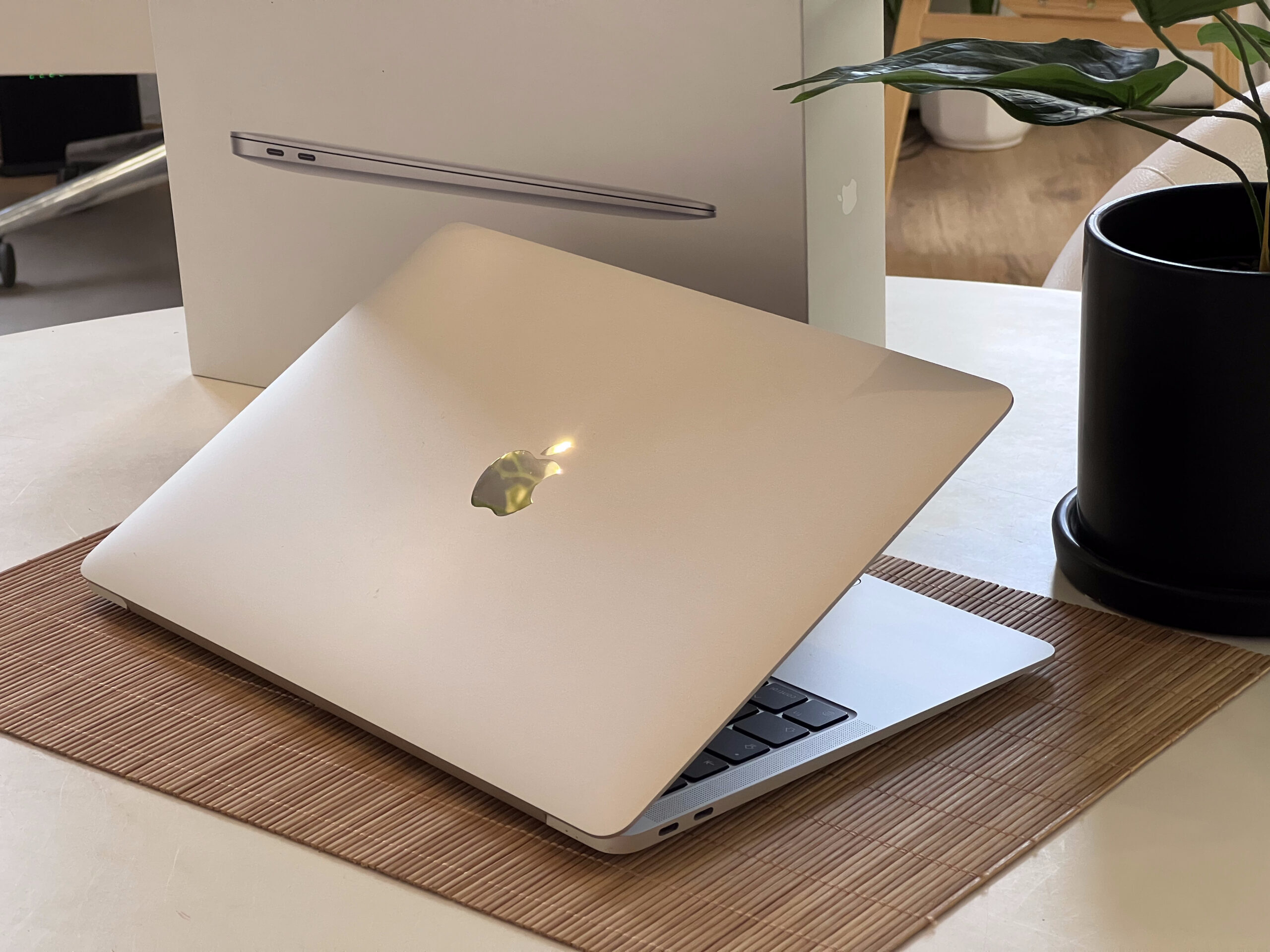 Hibátlan MacBook Air 2020 M1 13” 256GB 8GB 2 ÉV Garanciával
