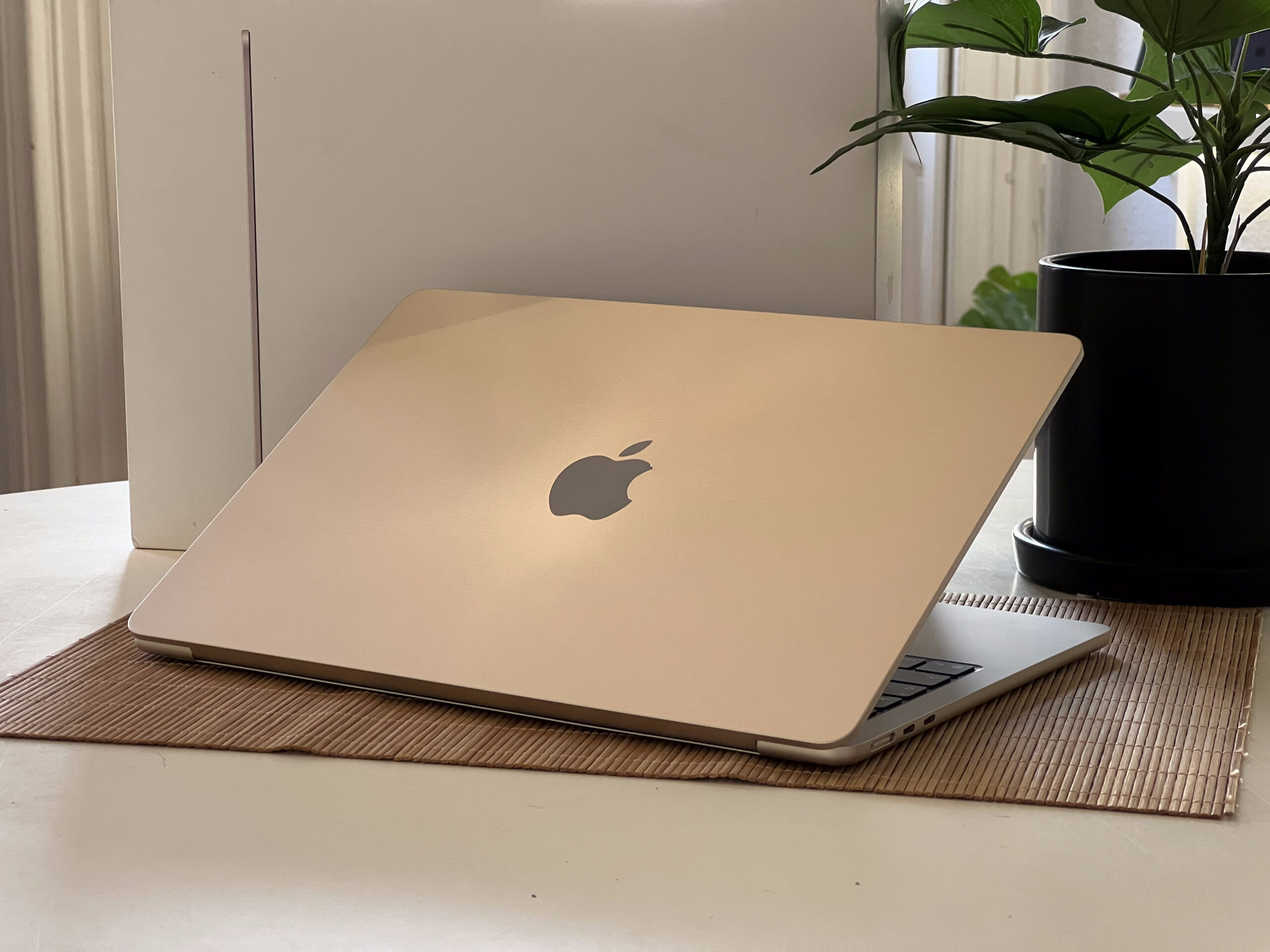 Hibátlan MacBook Air 2025 M4 Starlight 13” 256GB 16GB 2 ÉV Garanciával 100%