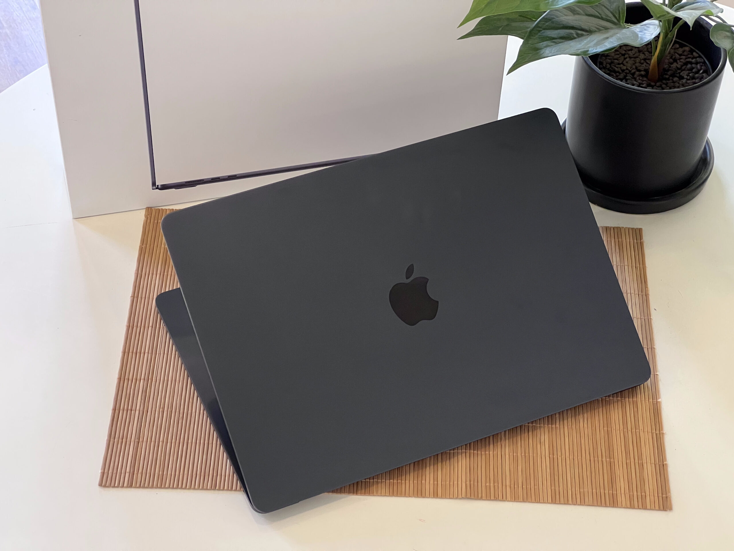 Hibátlan MacBook Air 2022 M2 15” 256GB 8GB 2 ÉV Garanciával