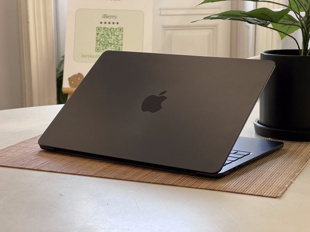 Hibátlan MacBook Air 2024 M3 13” 256GB 8GB 2 ÉV Garanciával 97%