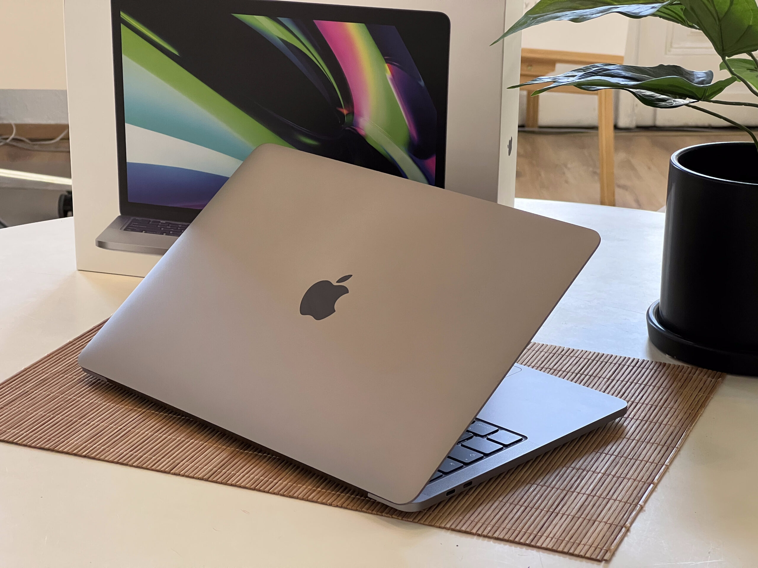 Hibátlan MacBook Pro  2022 M2 13” 512GB 2 ÉV Garanciával