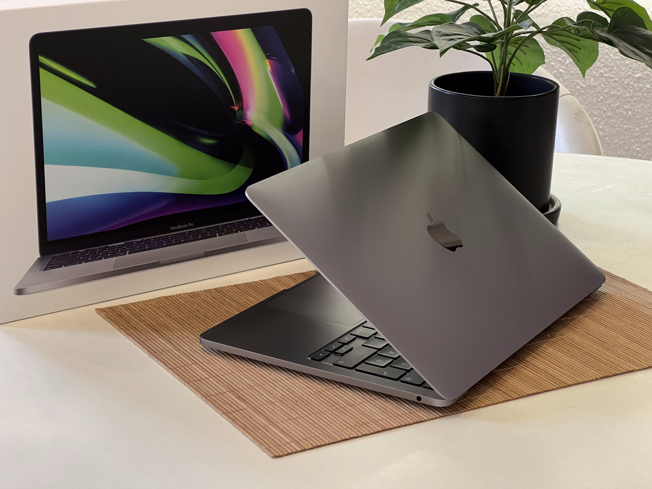 Hibátlan MacBook Pro  2022 M2 13” 512GB 2 ÉV Garanciával