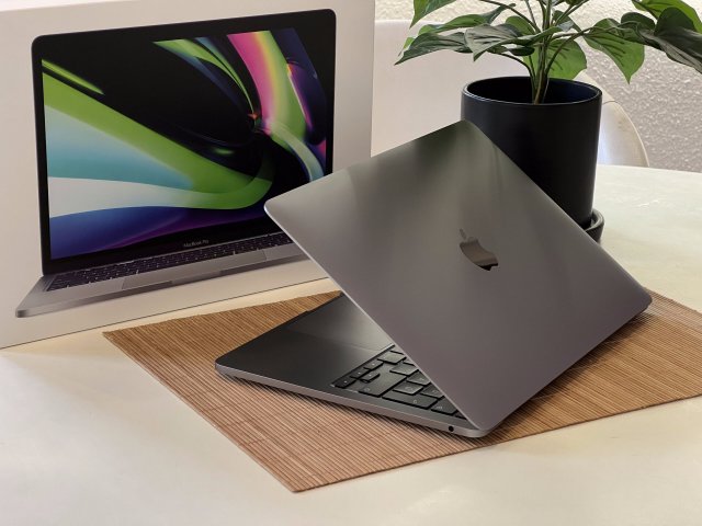 Hibátlan MacBook Pro  2022 M2 13” 512GB 2 ÉV Garanciával