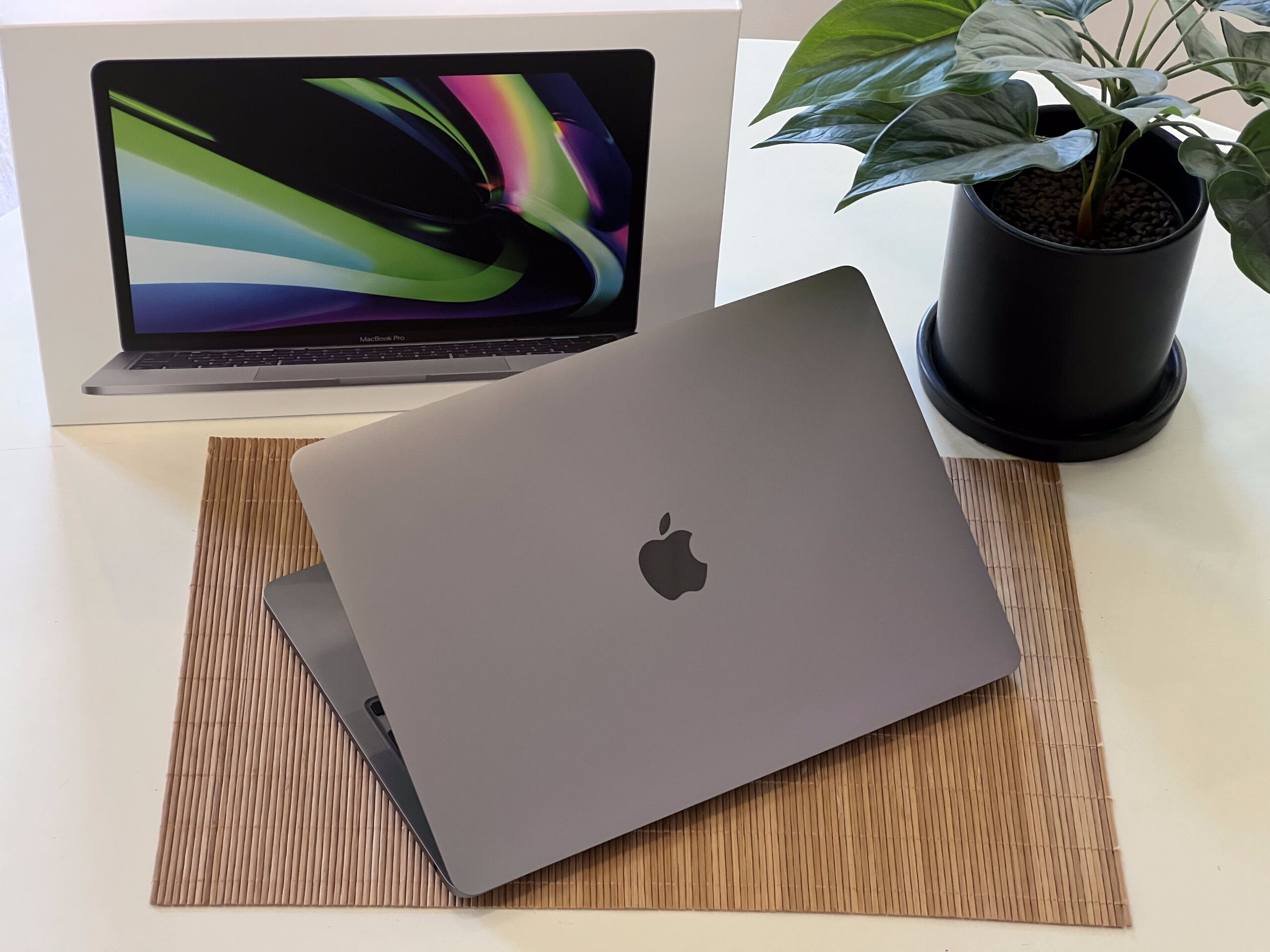 Hibátlan MacBook Pro  2022 M2 13” 512GB 2 ÉV Garanciával