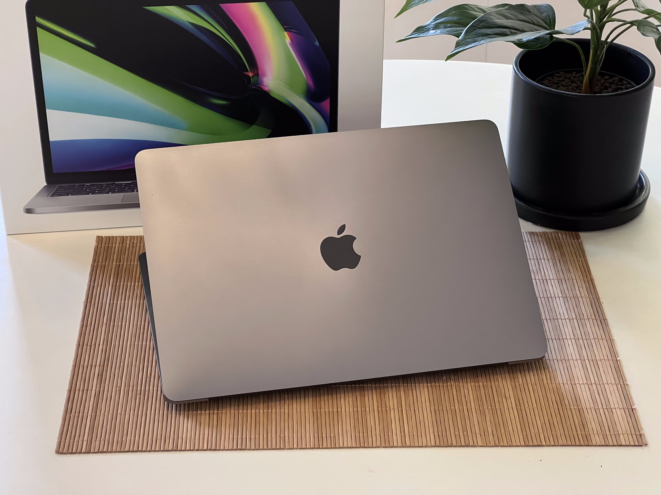 Hibátlan MacBook Pro  2022 M2 13” 512GB 2 ÉV Garanciával