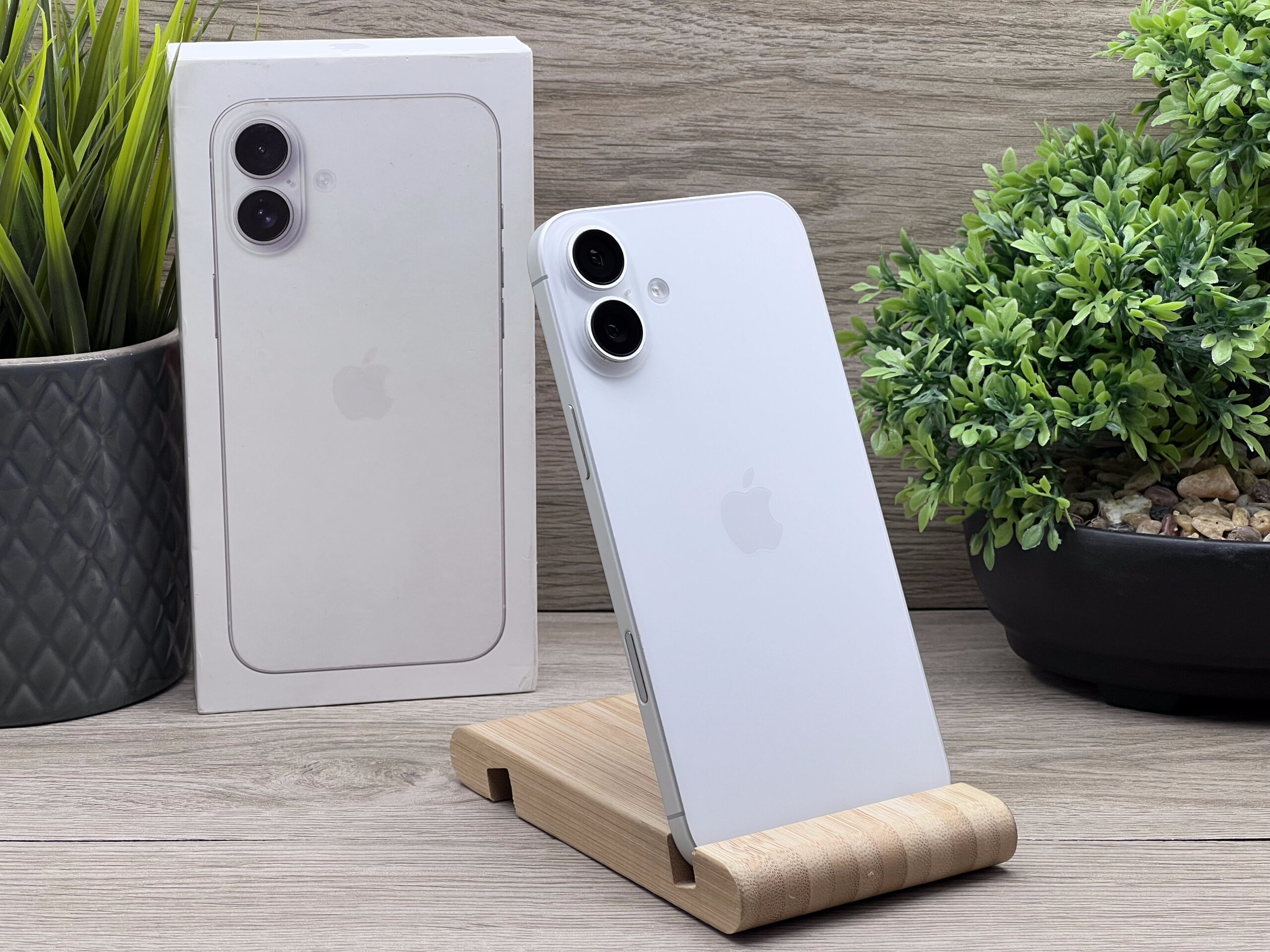 Hibátlan iPhone 16 Plus White 128GB 2 ÉV Garanciával 93%