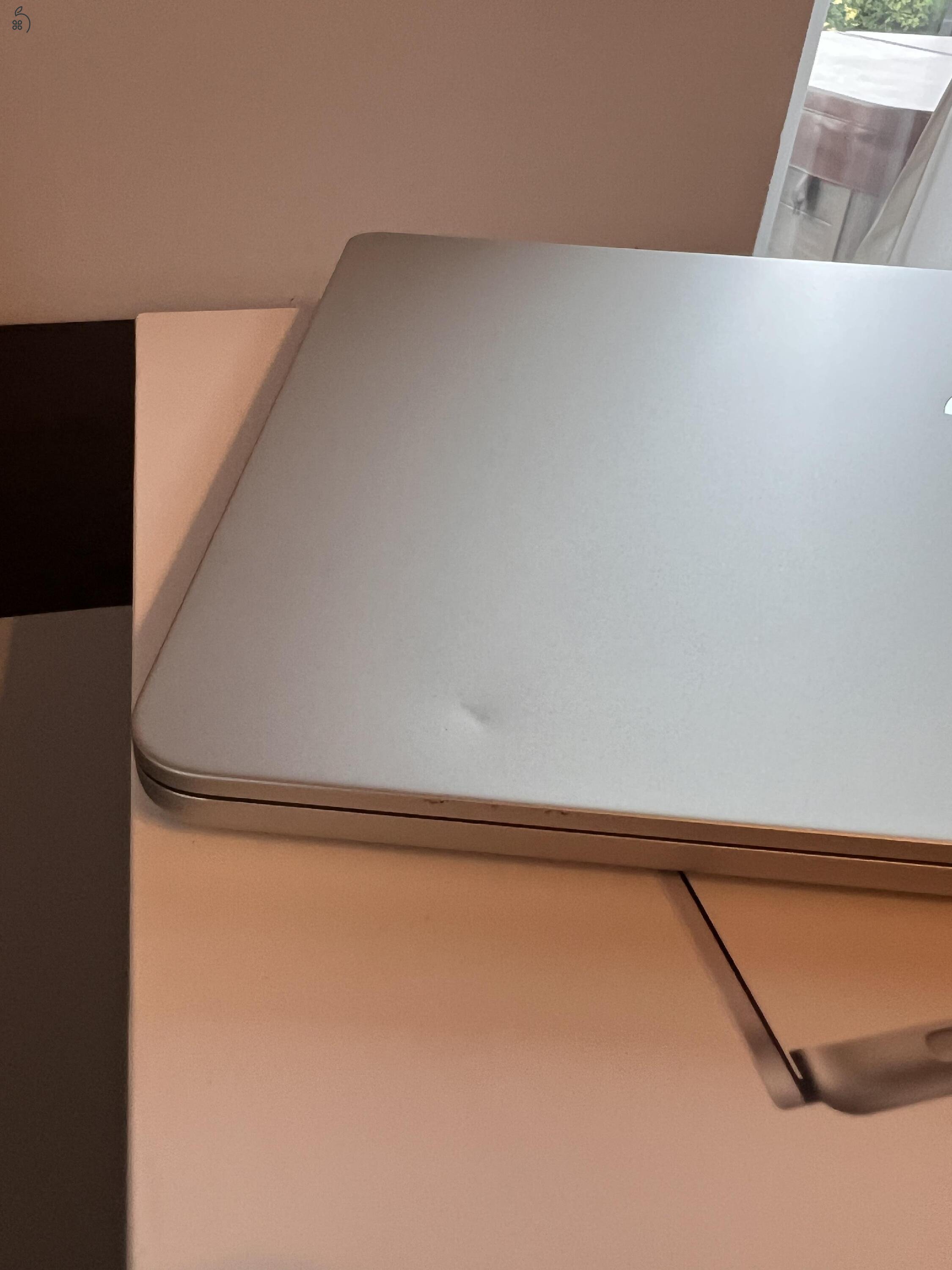 MacBook Air M2(10 magos GPU 16GB RAM, 512GB SSD)