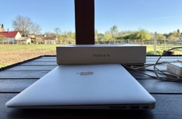 Macbook Air ( 2017 )