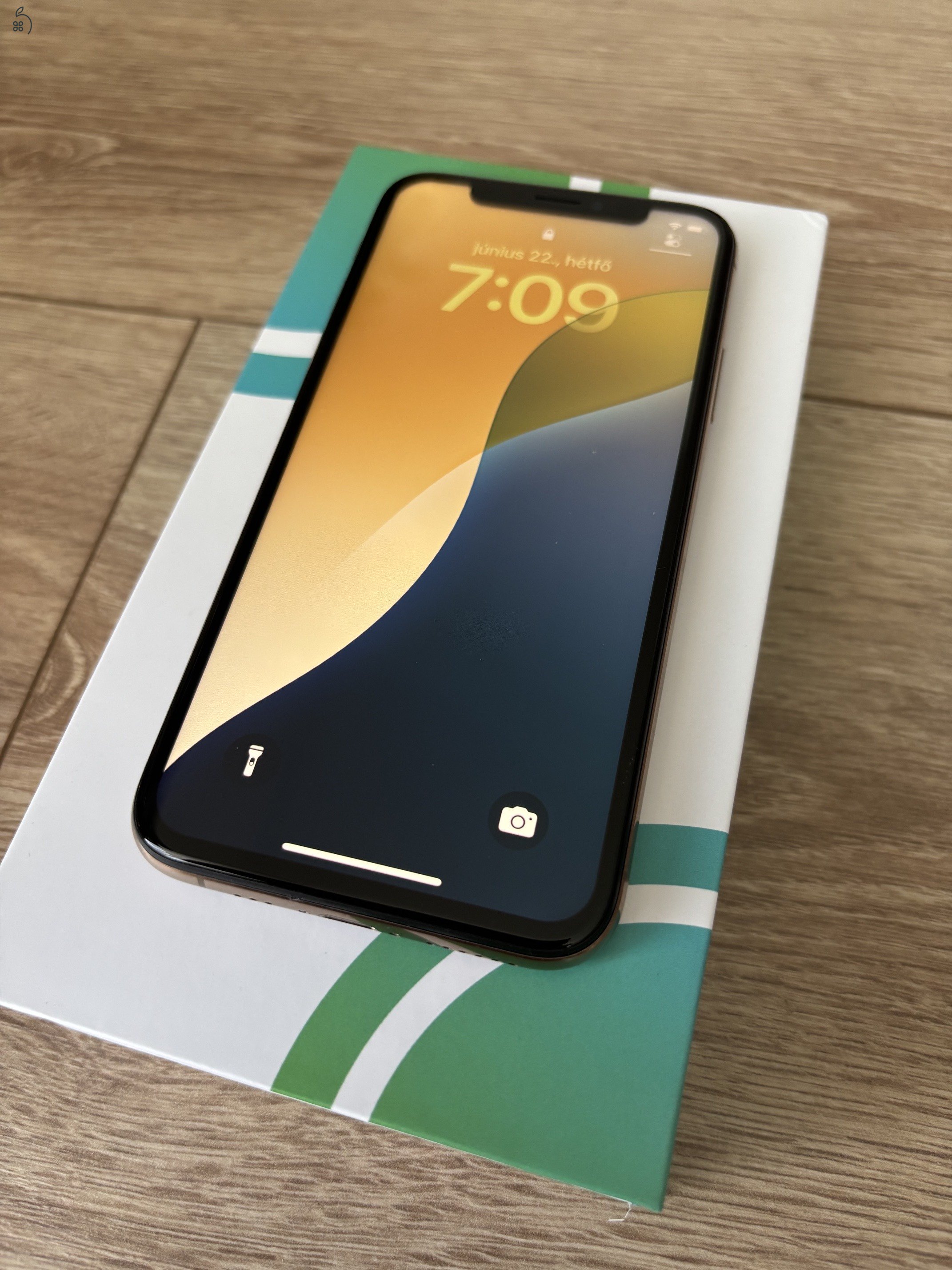 iPhone XS 64 GB, arany színben, újszerű állapotban. 100% akku