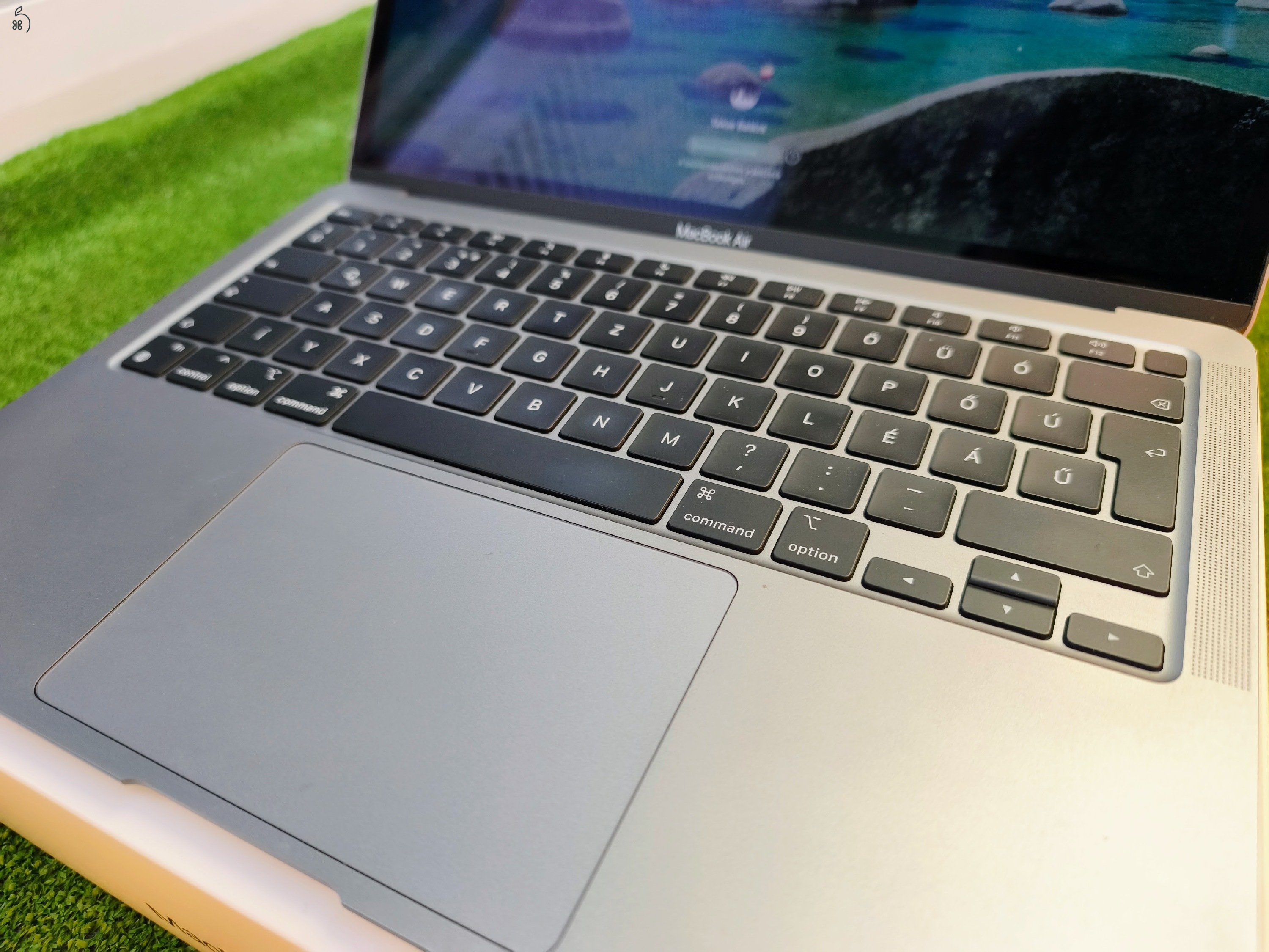 MacBook Air M1 Silver 13” 256GB 8Gb HU bill., 4 hó garanciával