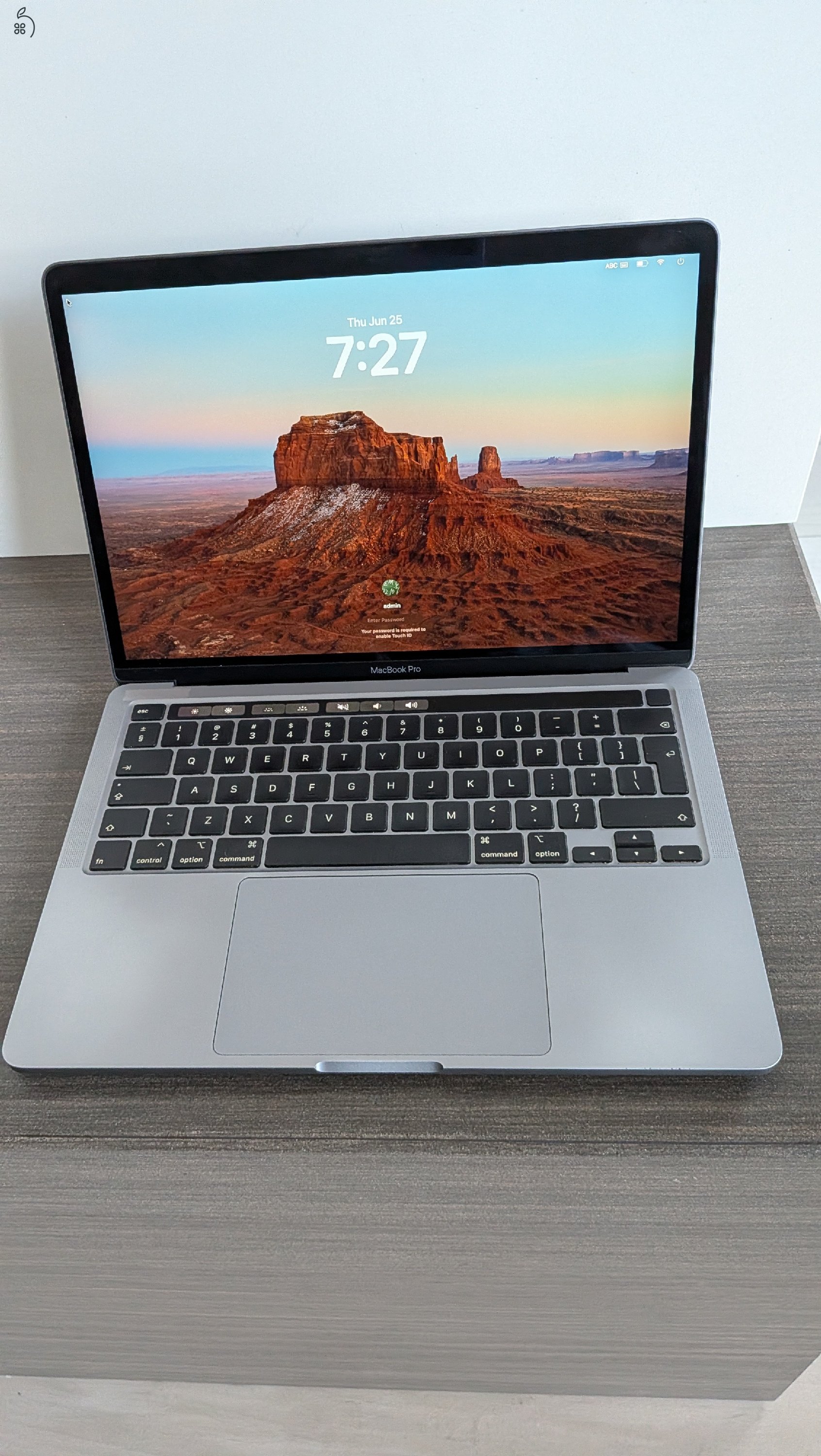 MacBook Pro 13-inch, 2 GHz Quad Core Intel i5,,  2020, 16GB RAM, 512GB, touchbar, Angol billentyuzet