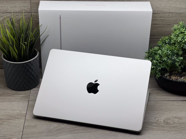 Hibátlan MacBook Air 2022 M2 13” 256GB 2 ÉV Garanciával