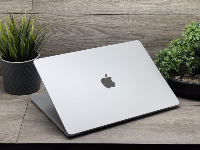 Hibátlan MacBook Air 2025 M4 15” 256GB 16GB 2 ÉV Garanciával
