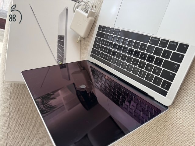 2016 MacBook Pro i5 13’ touch bar, 8GB RAM 256 GB SSD