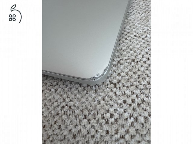 2016 MacBook Pro i5 13’ touch bar, 8GB RAM 256 GB SSD